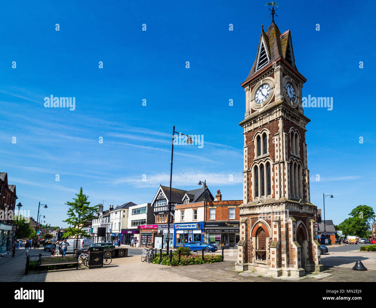 Newmarket Tourism - Torre dell'Orologio e cartello su High Street a Newmarket Suffolk. Costruito nel 1887 per il Giubileo di Diamante della Regina Vittoria Foto Stock