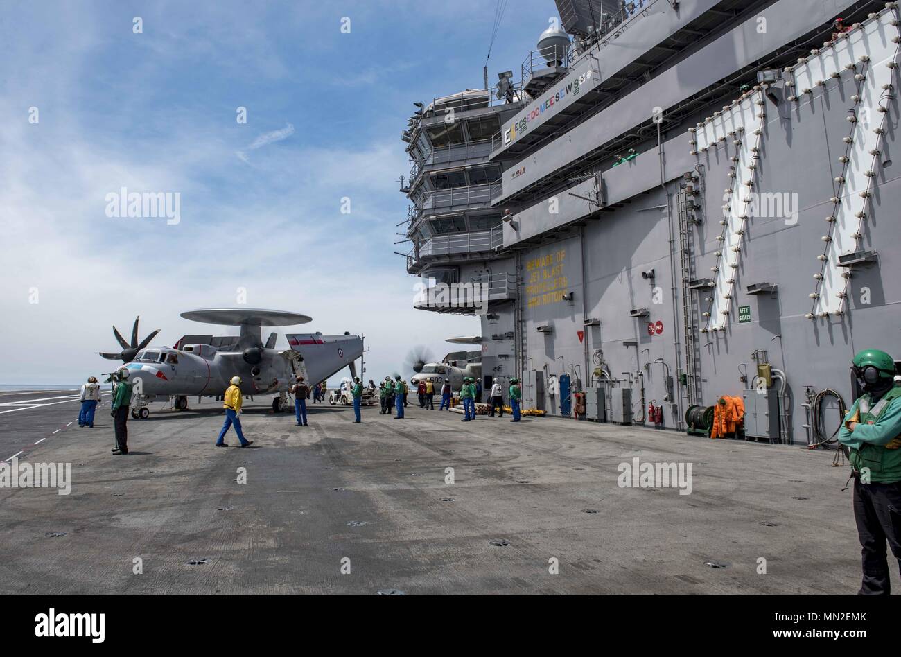 180510-N-UV609-0278 OCEANO ATLANTICO (10 maggio 2018) American e marinai francesi un taxi E-2C Hawkeye attaccata alla squadron 4F della marina francese a bordo della portaerei USS George H.W. Bussola (CVN 77), 10 maggio 2018. La nave è in corso nell'Oceano Atlantico conducendo carrier aria wing esercitazioni con la marina militare francese di rafforzare i partenariati e approfondire l'interoperabilità tra le due nazioni' forze navali. (U.S. Foto di Marina di Massa lo specialista di comunicazione 2a classe David Mora Jr.). () Foto Stock