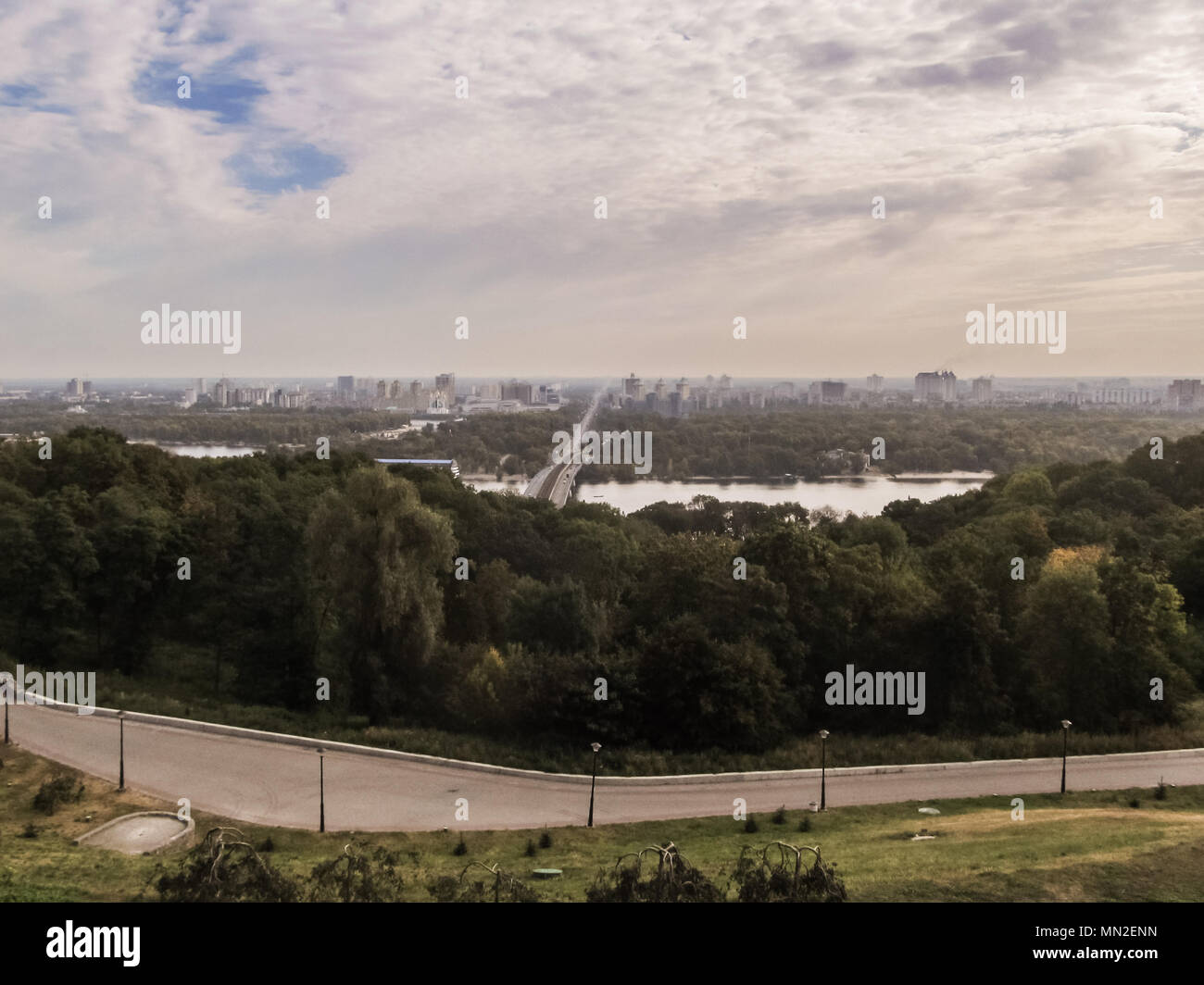 Panorama della riva sinistra del fiume Dnieper a Kiev per il parco della gloria eterna. Vista dal ponte di osservazione. Foto Stock