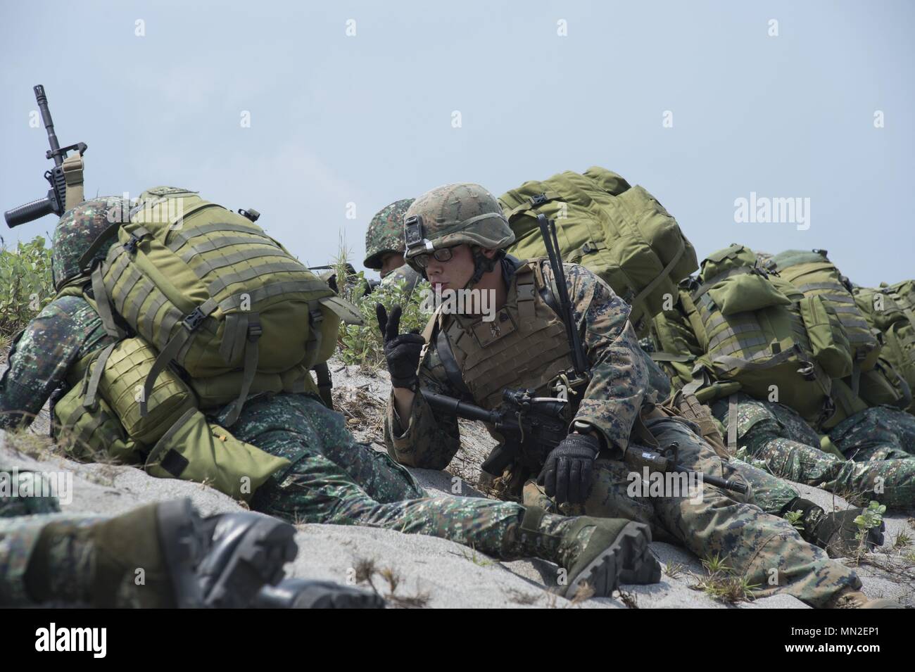 Stati Uniti Marine Corps Sgt. Victor Berg, di Philadelphia, Pennsylvania, assegnato alla società di Fox, 2° Battaglione, 8° Reggimento Marino dà istruzioni per un filippino Marine durante un esercizio di anfibio (AMPHIBEX) presso la Naval di istruzione e di formazione, comando stazione navale Leovigildo Gantioqui, San Antonio, Zambales, Filippine il 9 maggio 2018 come parte di esercizio Balikatan 2018, 9 maggio 2018. AMPHIBEX consente il filippino e le forze degli Stati Uniti per fornire un maggiore grado di risposta ai disastri sforzo durante le operazioni a terra. Esercizio Balikatan, nella sua trentaquattresima iterazione è un annuale U.S.-militari filippini della formazione Foto Stock
