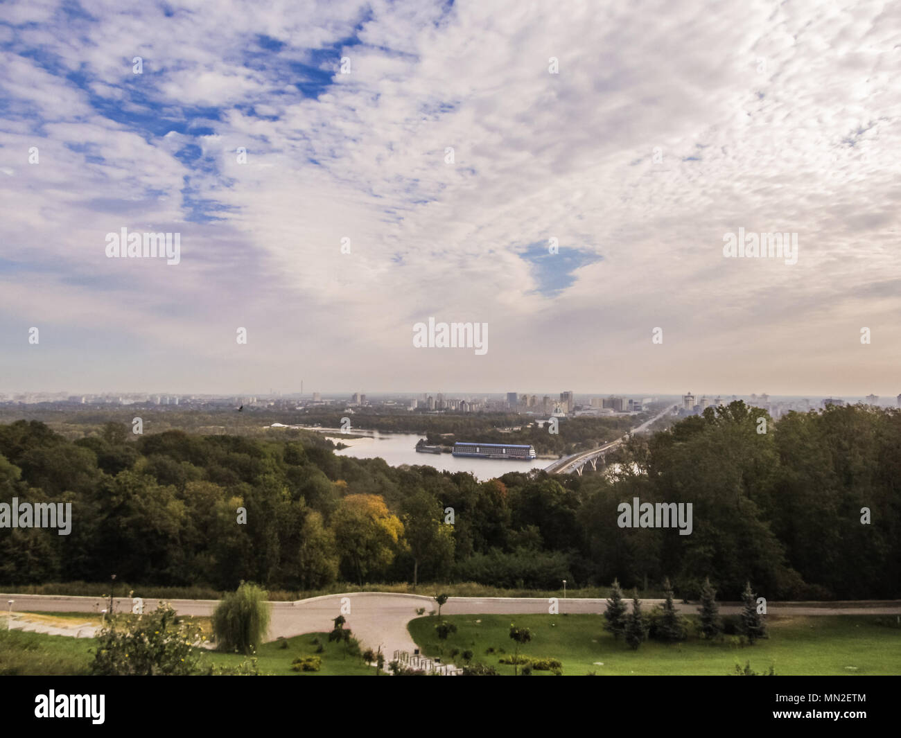 Panorama della riva sinistra del fiume Dnieper a Kiev per il parco della gloria eterna. Vista dal ponte di osservazione. Foto Stock