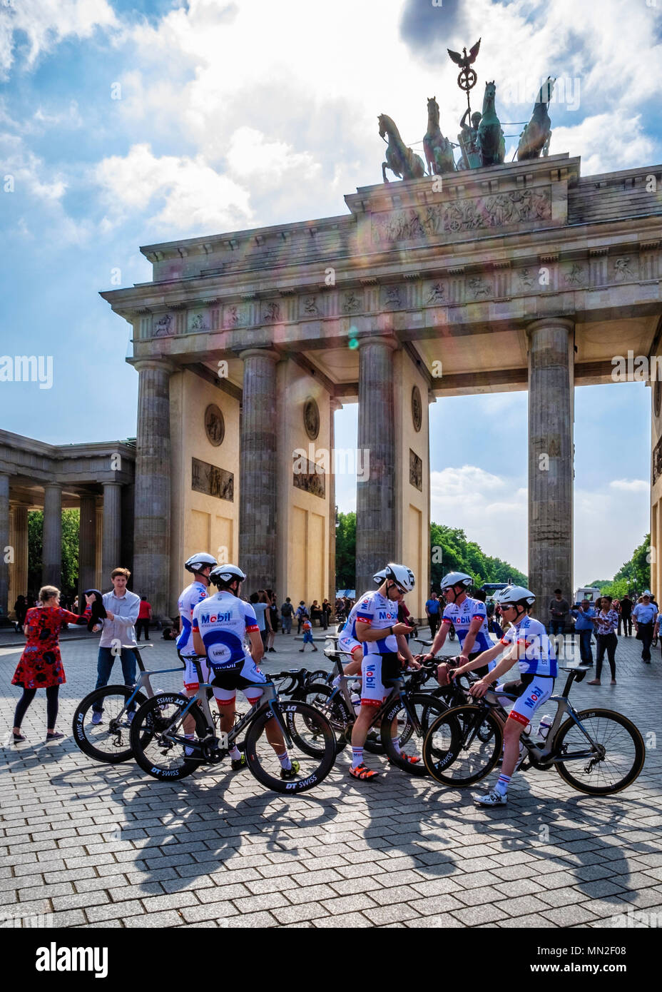 Berlin Mitte, BKK Mobil Oil Cycling Team presso la Porta di Brandeburgo il giorno prima dell'annuale 160Km Velothon. Team-stati, Valentin Szalay, ha vinto la gara Foto Stock