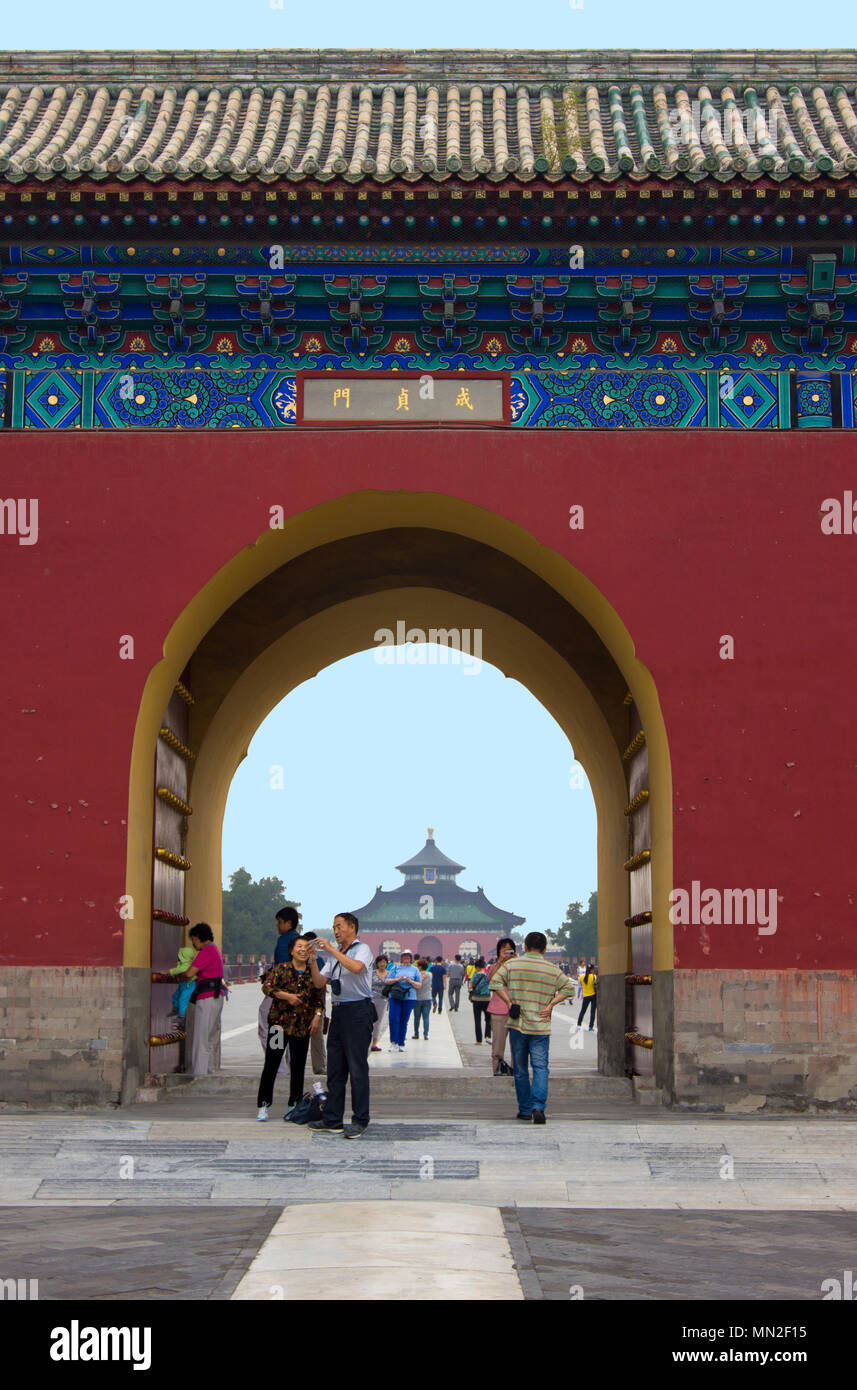 La Sala della Preghiera del Buon Raccolto composto presso lo storico Tempio del Paradiso complesso in Pechino, Cina, visto attraverso Chengzhen Gate. Foto Stock