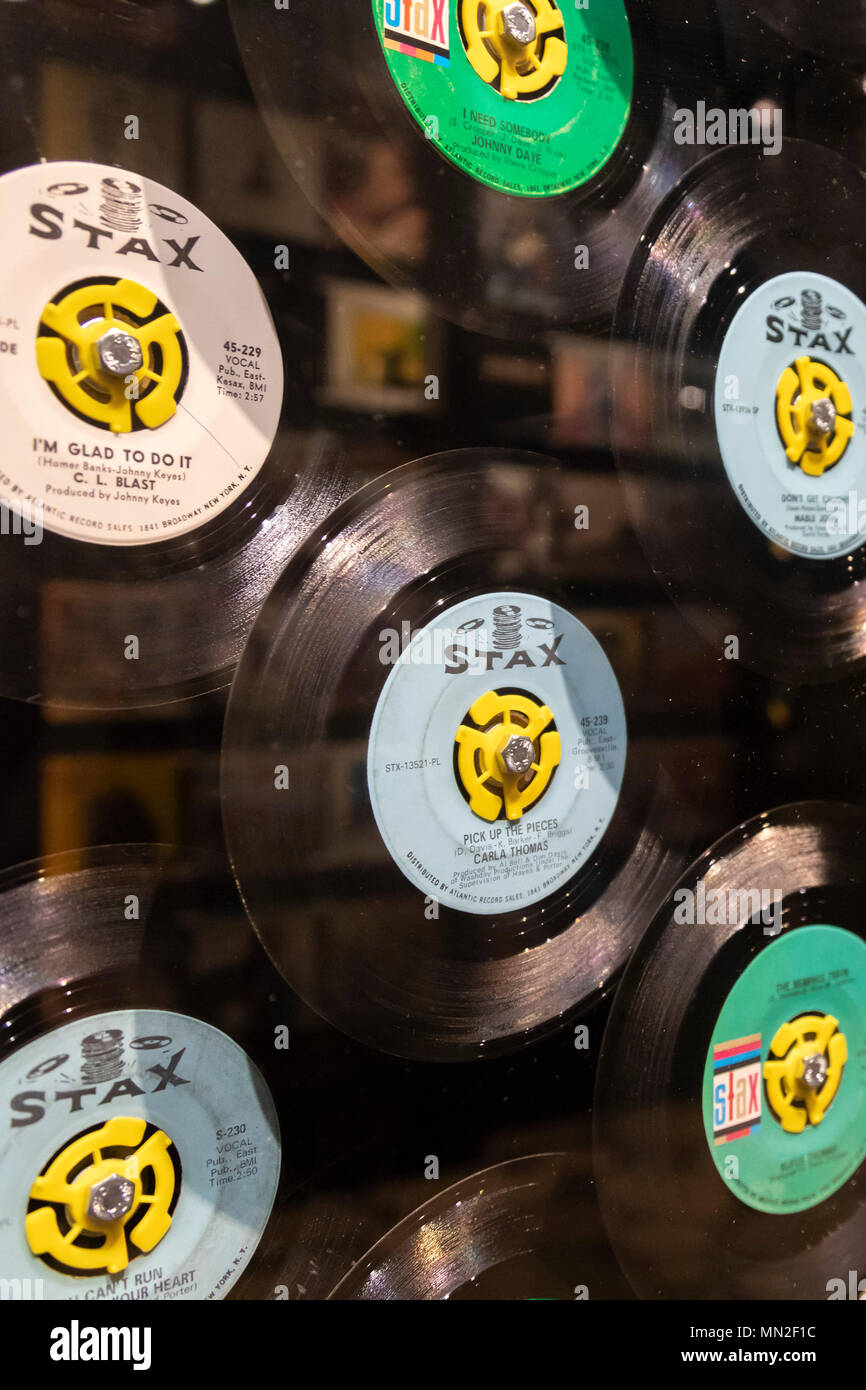 Memphis, Tennessee - Stax record sul display in Stax Museo della Musica Soul Americana, l'ex posizione di Stax record. Foto Stock