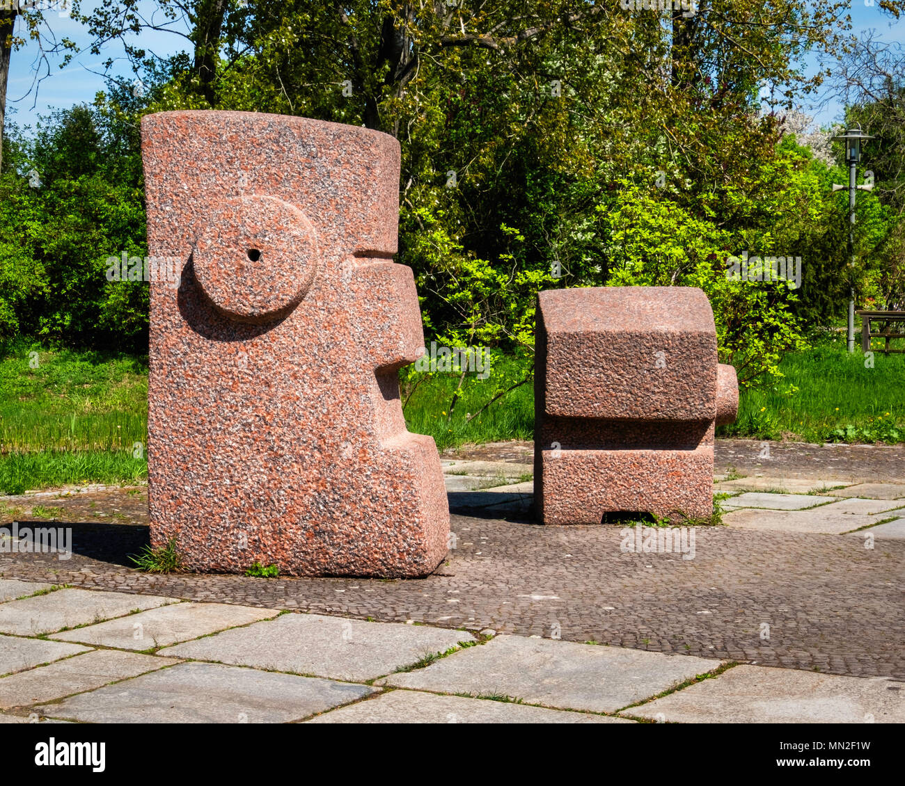 Britzer Garten, Neukölln, Berlino, Germania. 2018. Pietra astratta scultura in ingresso al giardino . Foto Stock