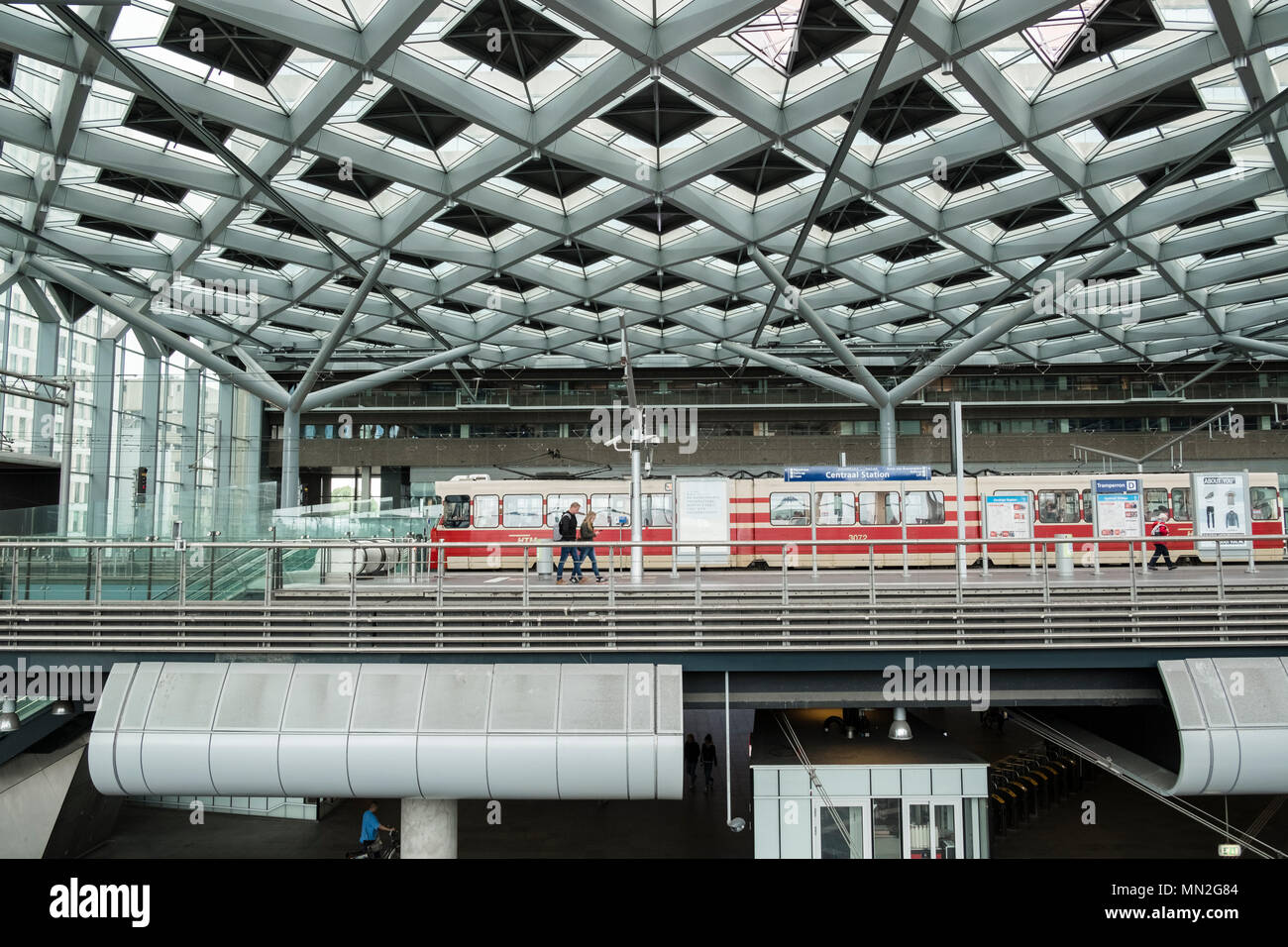Architettura moderna interno di Den Haag Central stazione ferroviaria, l'Aia, Paesi Bassi. Foto Stock