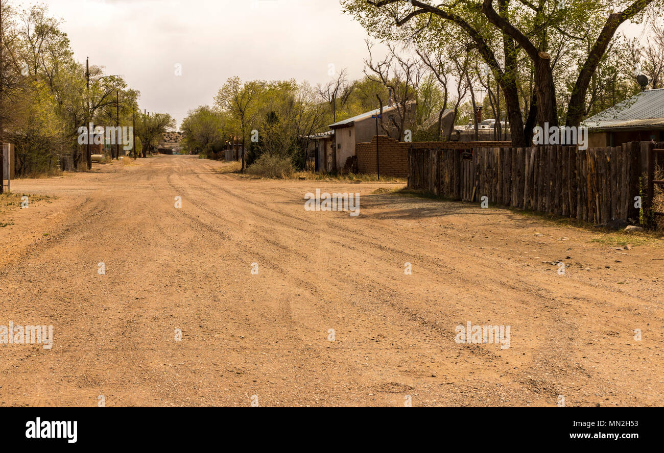 Strade sterrate nella storica città mineraria di Cerrillos, Nuovo Messico. Situato lungo lo storico Sentiero turchese, Route 66, Scenic Byway vicino a Santa Fe. Foto Stock