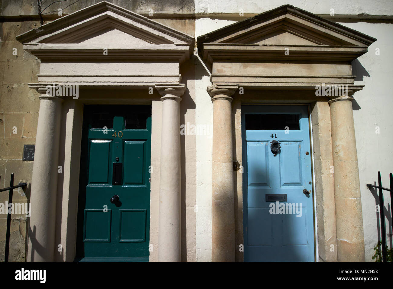 Sei in legno Porte del pannello in architrave con frontone su pilastri con porte console di residenze georgiane Bath England Regno Unito Foto Stock