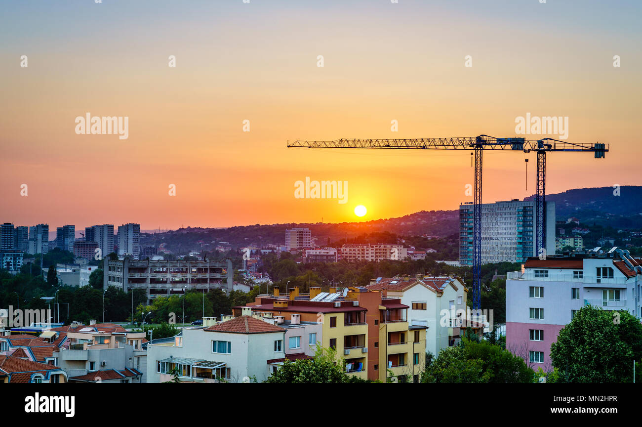 Vista della skyline di Varna, Bulgaria al tramonto Foto Stock