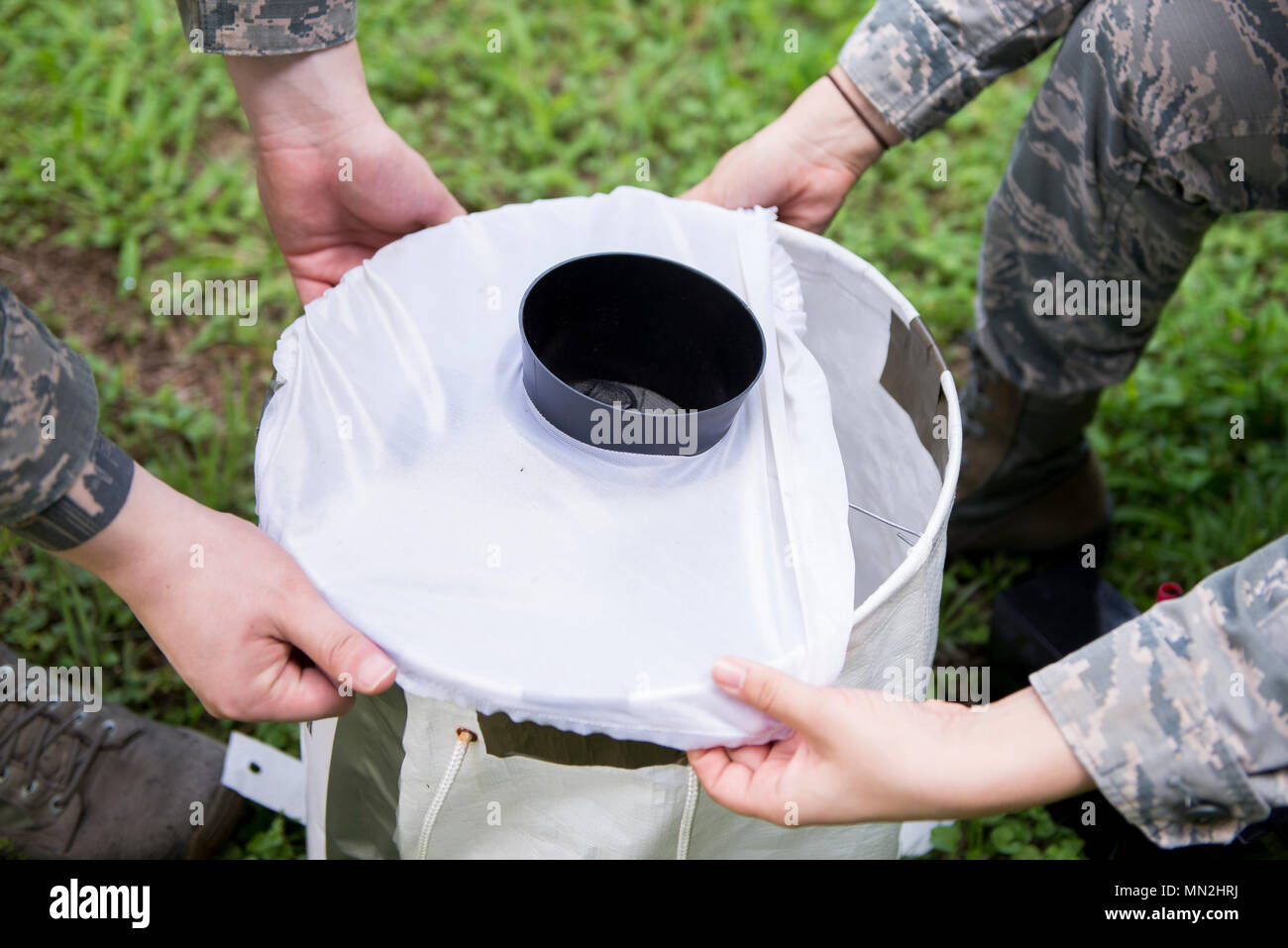 Il 374th Public Health Squadron è un'unità medica della United States Air Force assegnata alla Yokota Air base, in Giappone, responsabile dei servizi sanitari preventivi. Il 7 agosto 2017, i tecnici hanno preparato una trappola per zanzare che utilizza esche profumate e una camera a ventaglio per catturare insetti per la sorveglianza. L'immagine di archivio documenta le misure di controllo vettoriale a sostegno della protezione della salute della forza nell'area di responsabilità delle forze aeree del Pacifico. Foto Stock