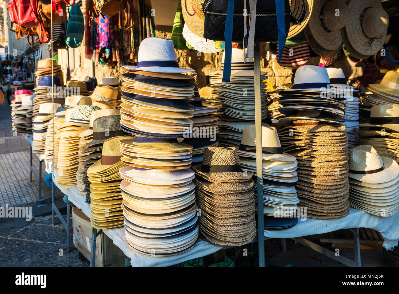 Cappello di Panama in un negozio di souvenir in un mercato delle pulci  lungo una strada del centro storico del centro storico della città di  Siracusa in Sicilia, Italia Foto stock -