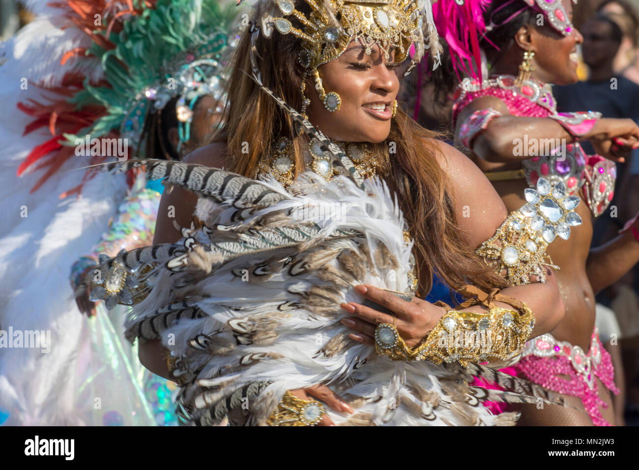 Membri del VAVA Regno Scuola di Samba eseguire al 2018 DC Funk Parade, U Street NW, DC. Foto Stock