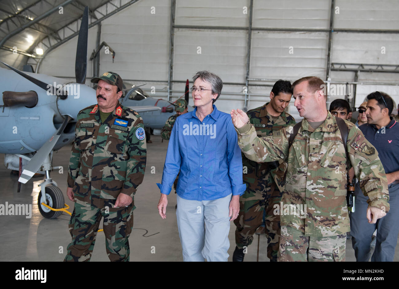 Segretario della Air Force Heather A. Wilson, centro, ascolta la briga. Gen. Phillip A. Stewart, destra durante una visita ufficiale a Kabul Air Wing Agosto 17, 2017 a Kabul, Afghanistan. Wilson ha girato la Afghan Air Force strutture durante la sua prima visita ufficiale al paese per imparare circa i progressi e sfide del combattimento comuni sforzi della popolazione afghana e U.S. Avieri a sostegno del risoluto missione di supporto. Stewart è il comandante di TAAC-aria e il 438th Air Expeditionary ala. (U.S. Air Force photo by Staff Sgt. Alexander W. Riedel) Foto Stock