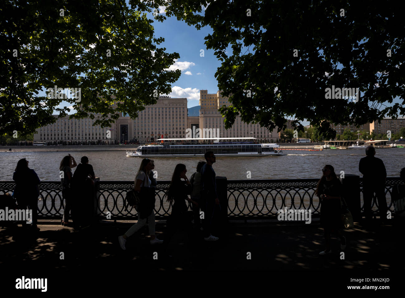 La gente a piedi lungo Pushkinskaya terrapieno in Gorky Park del centro di Mosca, Russia Foto Stock