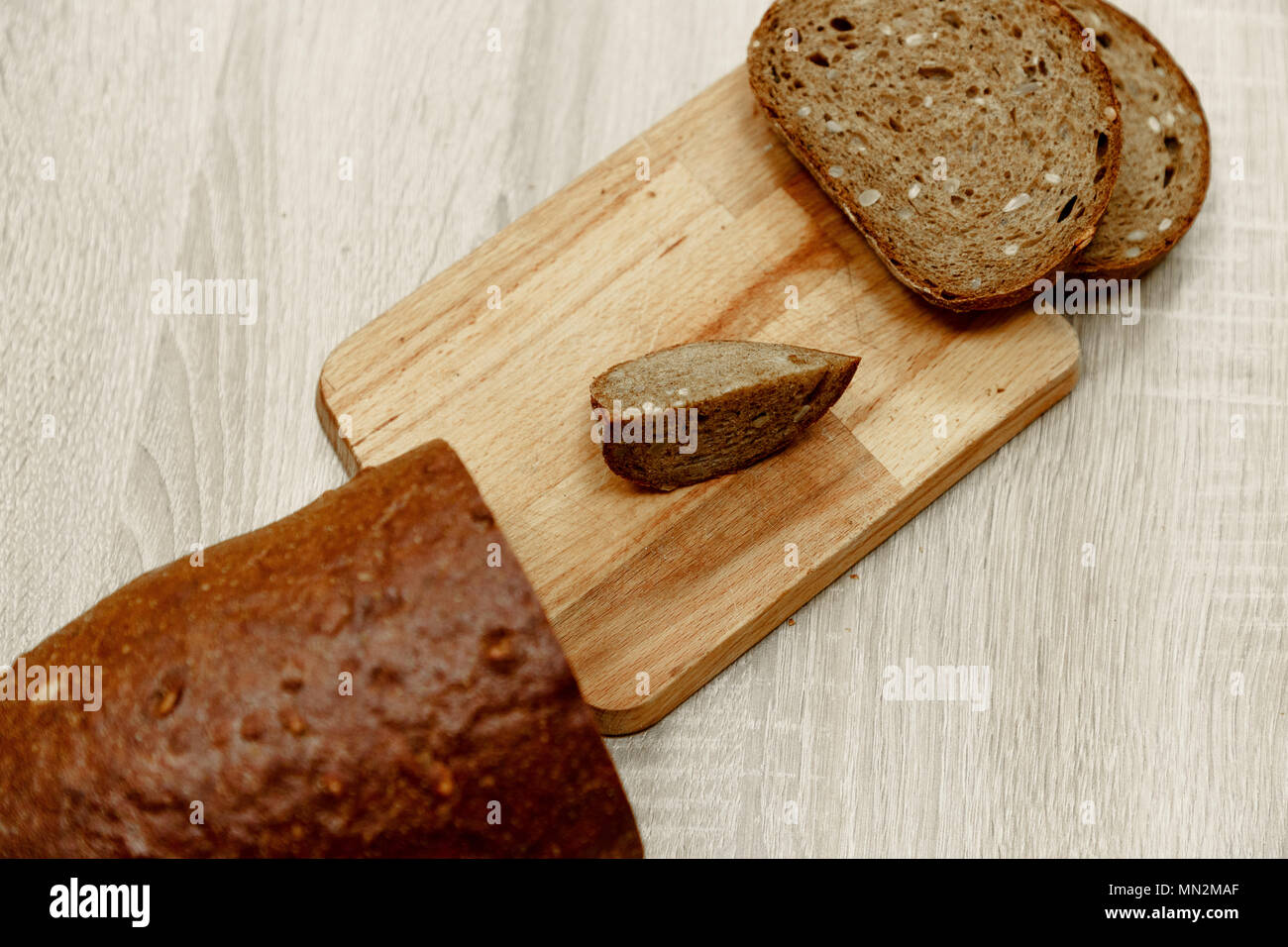 Alcune fette e pezzi di trito di pane nero Foto Stock
