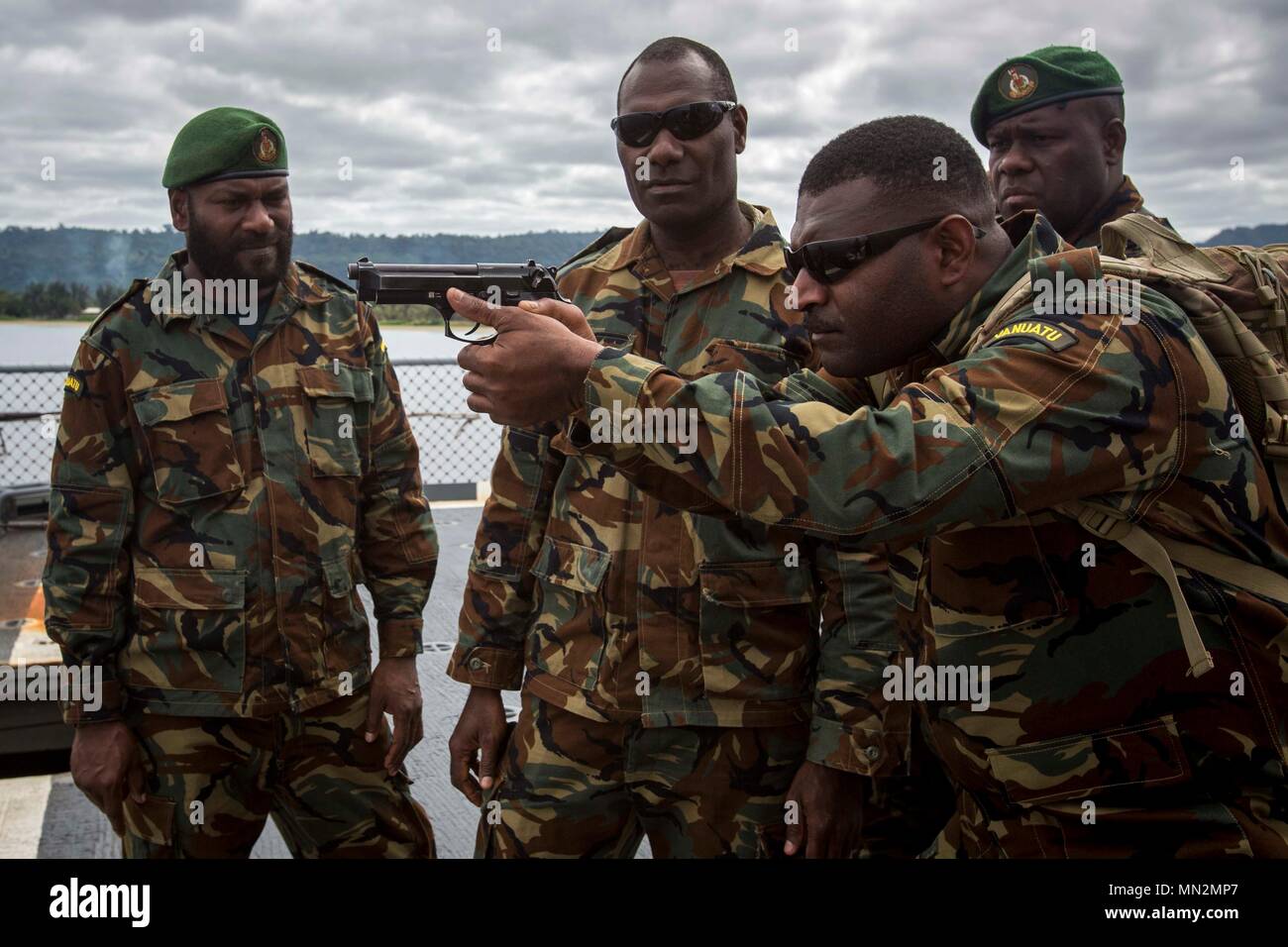 L'esercitazione Koa Moana 17 è stata una missione di ingaggio del corpo dei Marines degli Stati Uniti condotta nella regione Indo-Pacifico nel 2017. Il 19 agosto 2017, un membro della forza di polizia di Vanuatu ha maneggiato una pistola semiautomatica M9 da 9 mm a bordo della USNS Sacagawea (T-AKE-2) al largo della costa di Vanuatu. L'immagine di archivio documenta la formazione sull'interoperabilità tra le forze statunitensi e i partner delle forze dell'ordine regionali. Foto Stock