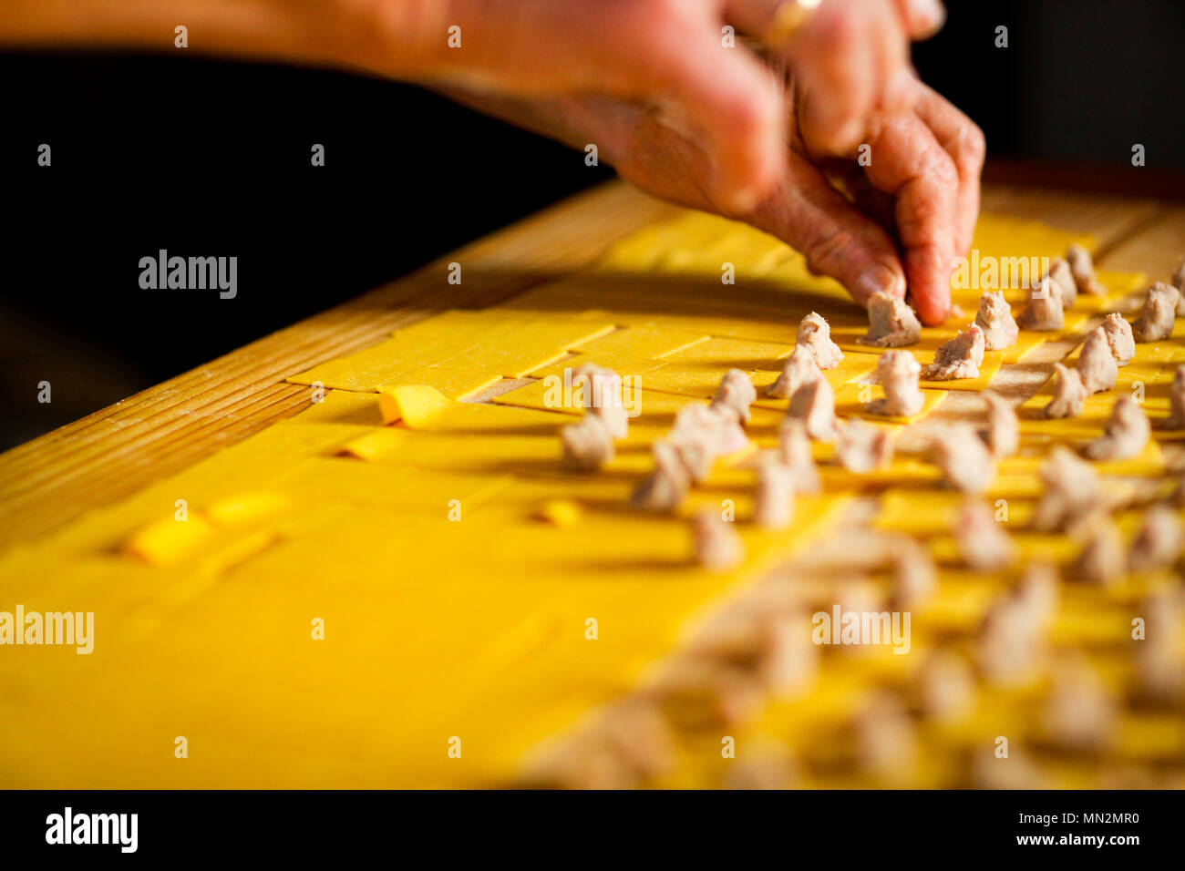 Tortellini, preparazione della tradizionale pasta fatta in casa di Modena City Foto Stock