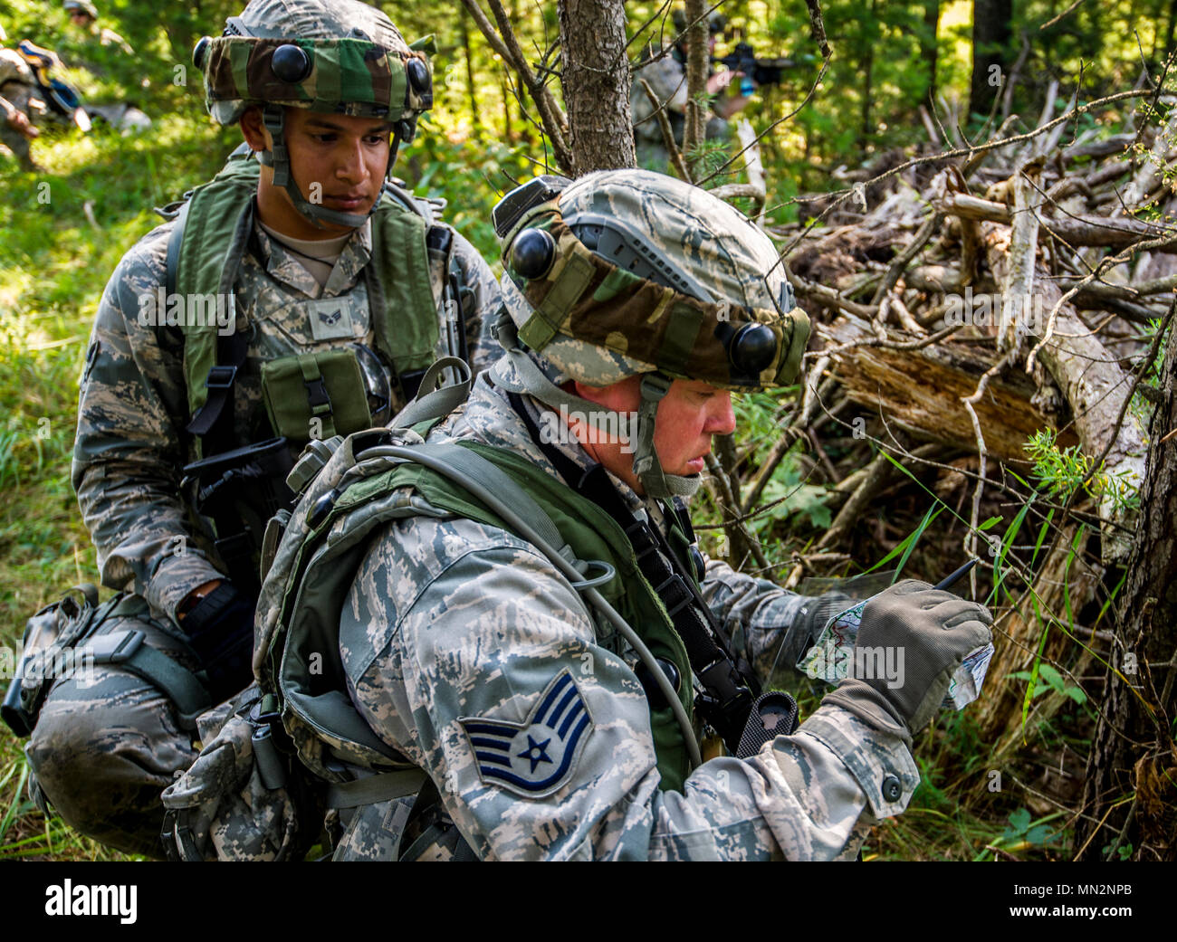 Stati Uniti Air Force Senior Airman Sergio Frasco, sinistra e Staff Sgt. Farrell Bowers, con il 434th delle forze di sicurezza Squadron, Aria Grissom Aggregato soggetto a riserva, Ind. pratica navigazione terrestre mentre stavano scortando un cappellano per eseguire un ultimo cerimonia dei diritti come parte di un ambiente urbano chiaro scenario a giovani Air Assault striscia, Fort McCoy, Wis., Agosto 18, 2017, durante l'esercizio Patriot guerriero. Più di 600 cittadino riserva aviatori e oltre 10.000 soldati, marinai, Marines e i partner internazionali converged sullo stato del Wisconsin a supporto di una vasta gamma di esercizi interconnessi tra cui guerriero patriota, Global Medic, CST Foto Stock