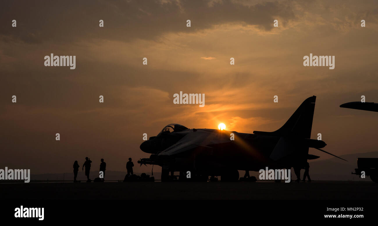 Stati Uniti Marines con attacco Marino Squadron (VMA) 214 eseguire interventi di manutenzione su un AV-8B Harrier II al Coeur d'Alene Airport - Pappy Boyington Campo, Idaho, come parte di un cross-country volo, Agosto 12, 2017. VMA-214 è volato a Coeur d'Alene per celebrare il decimo anniversario della ridenominazione dell'aeroporto a "Coeur d'Alene Airport - Pappy Boyington campo." (U.S. Marine Corps foto scattata dal Lance Cpl. Christian Cachola) Foto Stock