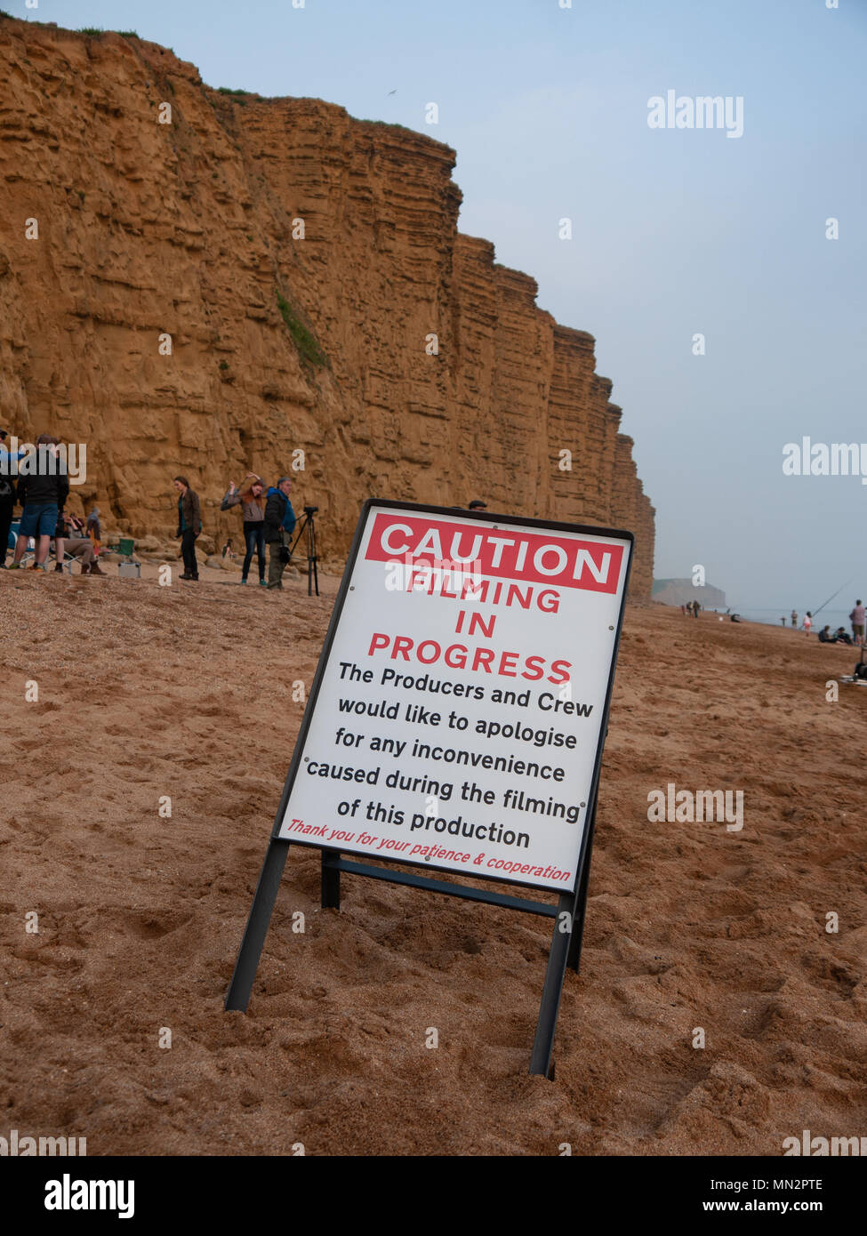 Film / Produzione di filmati su West Bay Beach, Dorset, Regno Unito Foto Stock