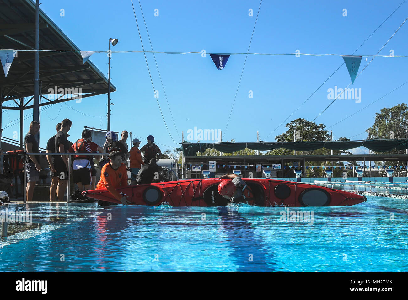 CAIRNS, Australia - STATI UNITI Marine Cpl. Nicolas Villanueva, il trasporto del motore operatore, combattere la logistica il distacco, Marine forza rotazionale di Darwin, ripete kayak capovolgimento delle esercitazioni in preparazione per un kayak di mare spedizione durante l'esercizio Kowari 2017 agosto 23, 2017. L'esercitazione interesserà sei giorni di avventura e attività di formazione, compreso il mare kayak, rafting delle acque bianche, alpinismo e trekking canyon, tutto progettato per sfidare i partecipanti al fine di favorire il lavoro di squadra e la resilienza. Kowari è un annuale attività di formazione tenutosi in Australia per rafforzare militare trilaterale rela Foto Stock