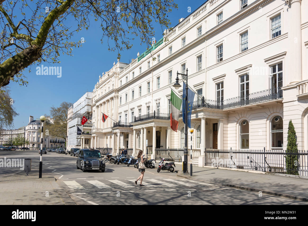 Ambasciata di edifici in Belgrave Square, Belgravia, City of Westminster, Greater London, England, Regno Unito Foto Stock