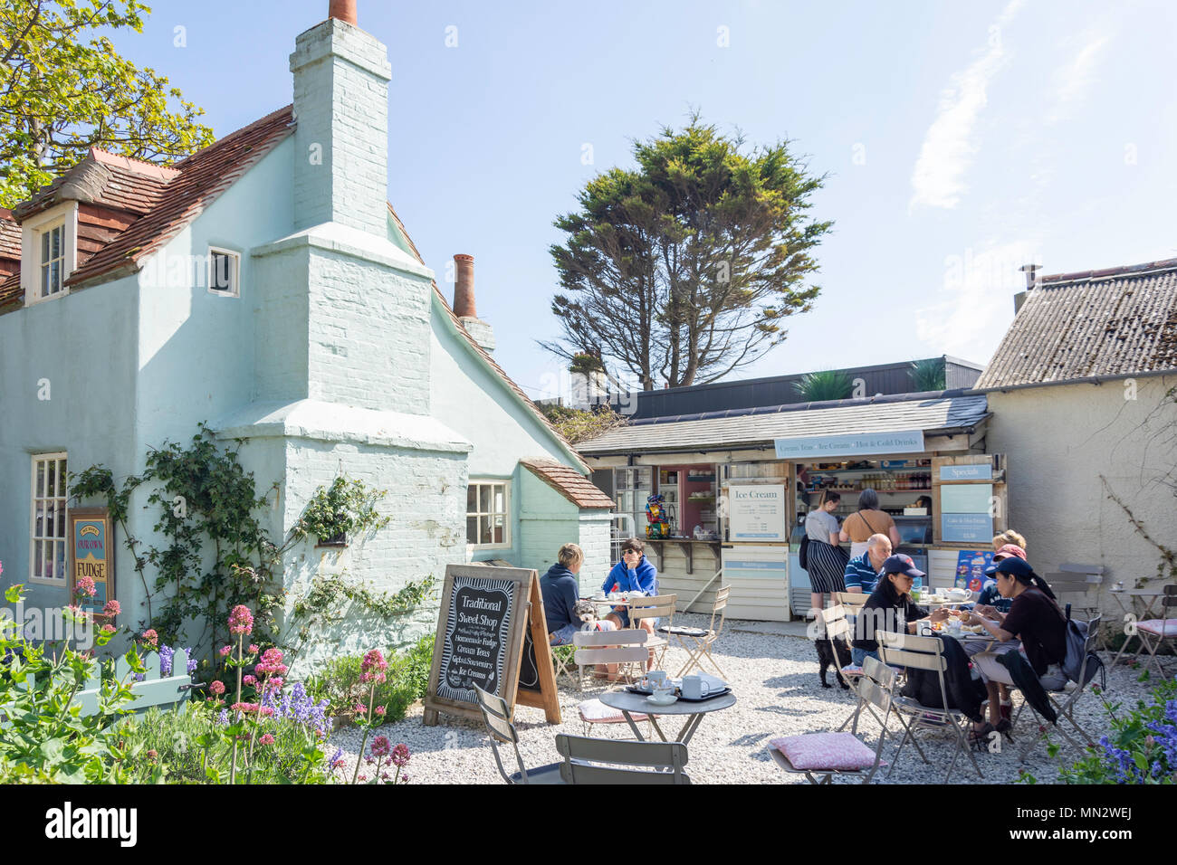 Outdoor cream tea cafe, strada principale, West Lulworth, Dorset, England, Regno Unito Foto Stock