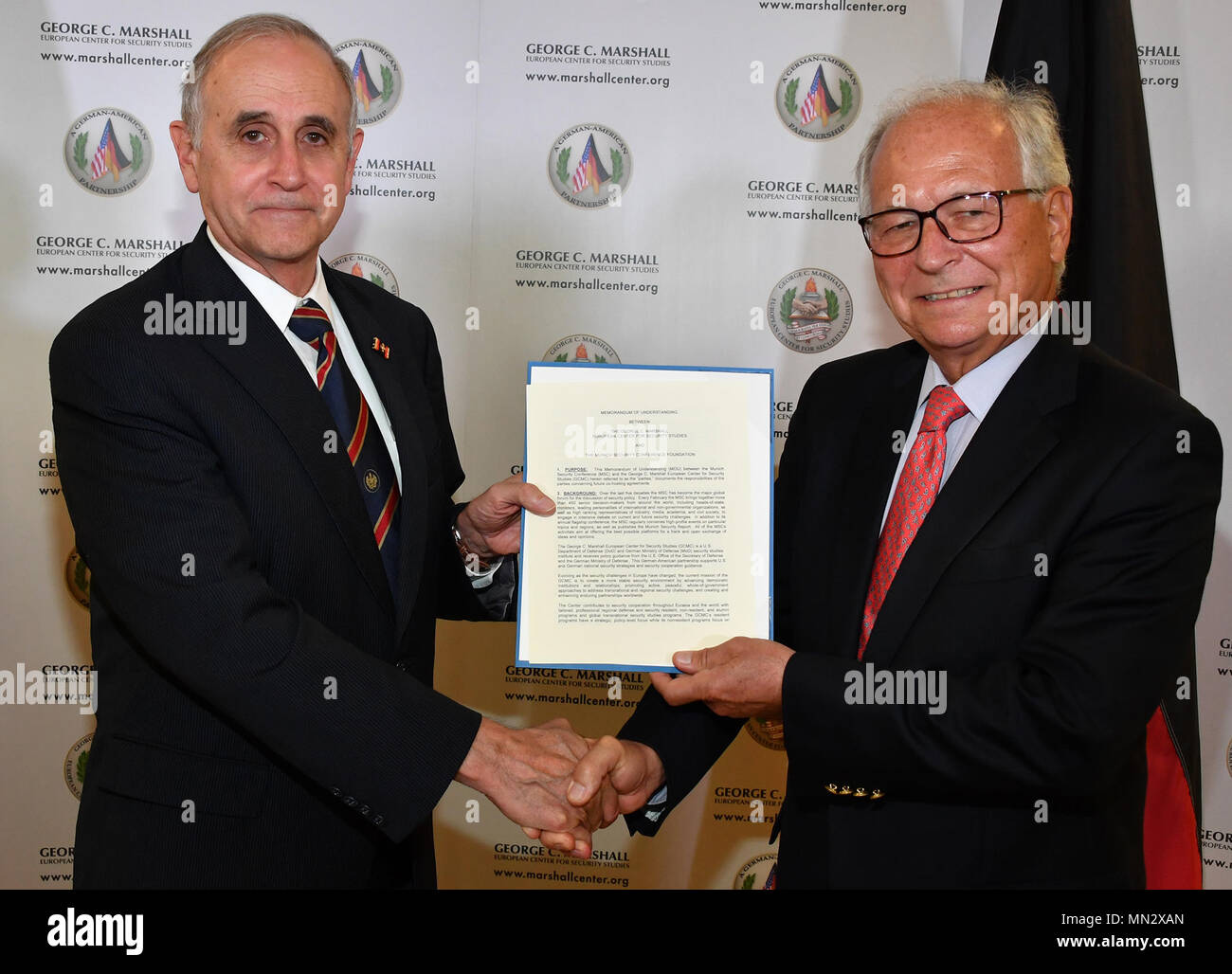 George C. Marshall Center Centro europeo Direttore, U.S. Esercito pensionato Lt. Gen Keith Dayton (sinistra), e il presidente dell'in occasione della conferenza di Monaco sulla sicurezza, Ambasciatore Wolfgang Ischinger, tenere un memorandum di intesa che hanno firmato insieme al centro il 24 agosto 2017. Le due organizzazioni convengono di lavorare insieme per rafforzare la comprensione della sicurezza nazionale sfide in Eurasia e in tutto il mondo e di promuovere strategie volte a migliorare il coordinamento tra le nazioni partner. I settori di cooperazione comprendono la ricerca, programma il coordinamento e lo scambio di esperti in materia. (Mar Foto Stock