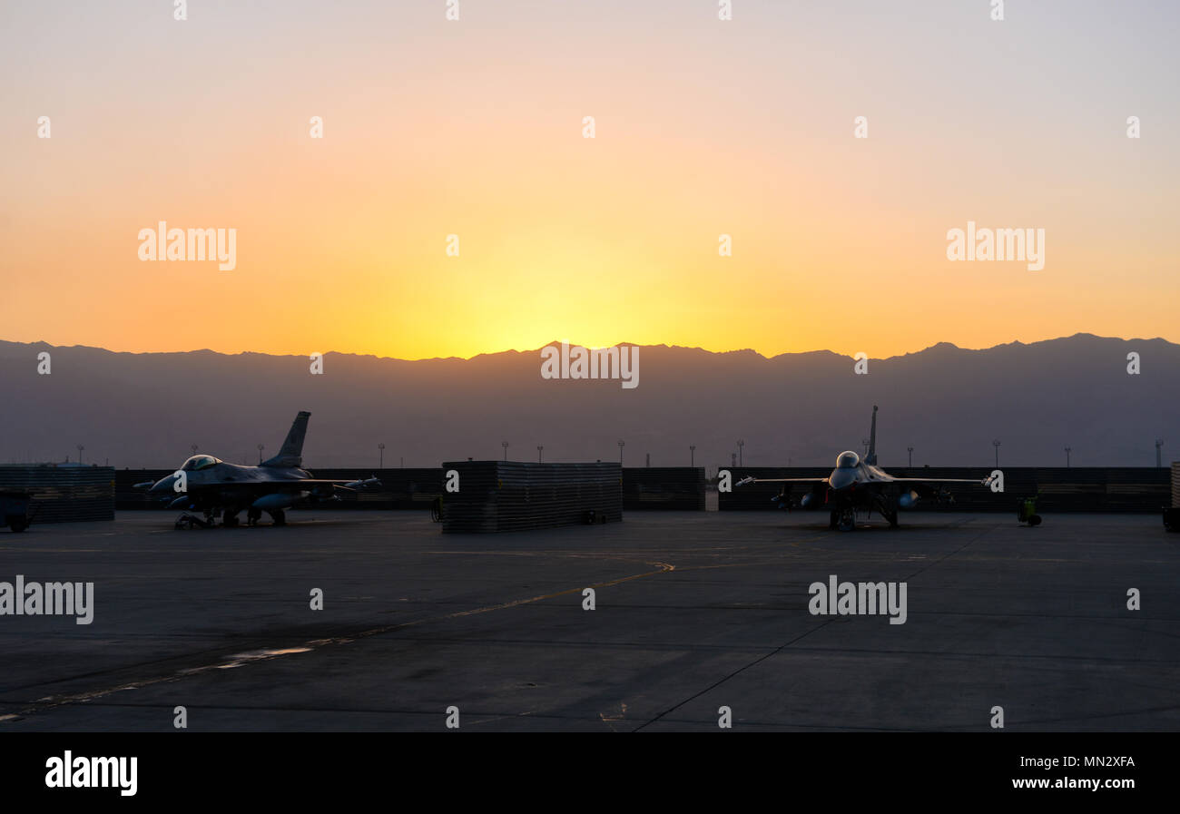 Due F-16 Fighting Falcons riflettono il tramonto sulla Bagram Airfield flightline, Afghanistan, 22 Agosto, 2017. L Expeditionary 555th Fighter Squadron utilizza la F-16 per fornire potenza di fuoco decisivo e overwatch per Stati Uniti e le forze della coalizione sul terreno, consentendo il treno della NATO, consigliare e assistere la missione. Foto Stock