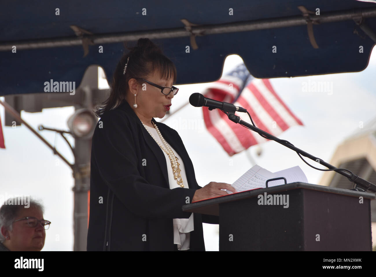 Angela Leone, sorella del compianto Harold Catlett, fornisce commento giovedì mattina 24 agosto 2017all inaugurazione per gli Stati Uniti Esercito di ingegneri, Baltimora del distretto idrografico nuova nave Survey, indagine nave CATLETT, chiamato nel suo fratello l'onore. Catlett era un geometra idrografico con il Distretto di Baltimora per circa trenta anni prima della sua improvvisa scomparsa nel 2014. Leone ha ringraziato il Corpo degli Ingegneri per onorare il suo fratello in tal modo significativo. "L'indagine di recipiente è stata una seconda casa a Harold,' Leone detto. "Questo è un momento storico e orgoglioso momento per vedere il nome Catlett su Foto Stock