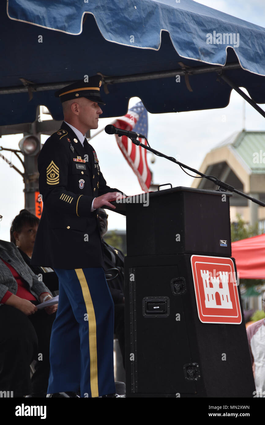 Stati Uniti Esercito di ingegneri, sede centrale, il comando Sgt. Il Mag. Bradley Houston fornisce osservazioni circa l importanza del Corpo degli Ingegneri " missione di navigazione e il compianto Harold Catlett all inaugurazione per gli Stati Uniti Esercito di ingegneri, Baltimora del distretto idrografico nuova nave Survey, indagine nave CATLETT giovedì mattina Agosto 24, 2017. 'Questa nave contribuisce non solo il Maryland economia ma anche per il benessere dell intera nazione", Houston detto. "Come possiamo pensare di Harold, essere consapevoli della missione vitale di questa nave effettuerà. Può la CATLETT servono a mantenere Foto Stock