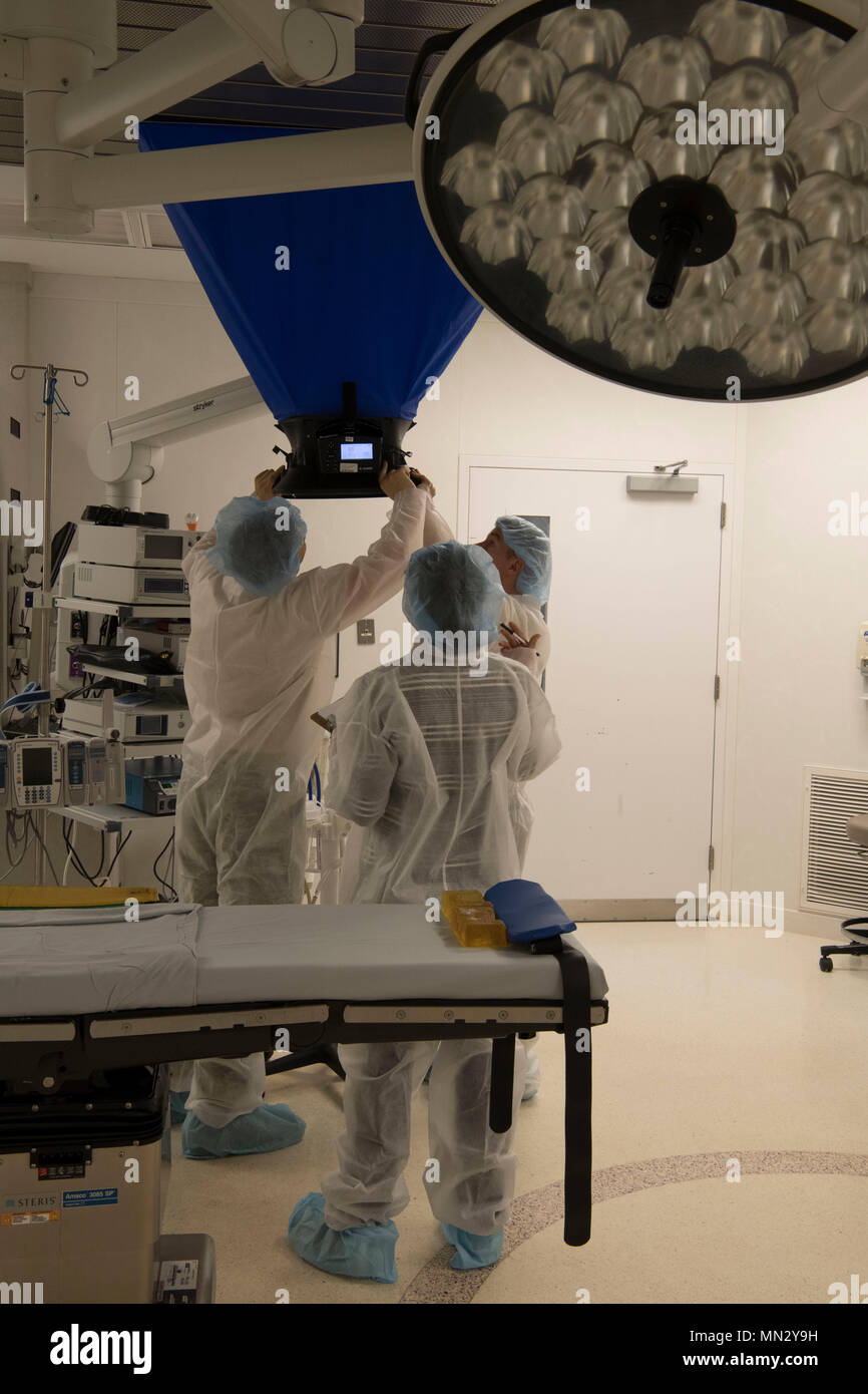 Gli ingegneri bioambientali dell'aeronautica degli Stati Uniti e l'igienista industriale dell'esercito degli Stati Uniti conducono un'indagine sulla ventilazione in una sala operatoria presso il Bassett Army Community Hospital, Fort Wainwright, Alaska, il 23 agosto 2017. Il flusso d'aria è stato calcolato per garantire l'isolamento delle aree critiche dalla contaminazione durante la formazione annuale del 130° gruppo medico. L'immagine d'archivio documenta le operazioni congiunte di salute ambientale all'interno di una struttura medica militare. Foto Stock