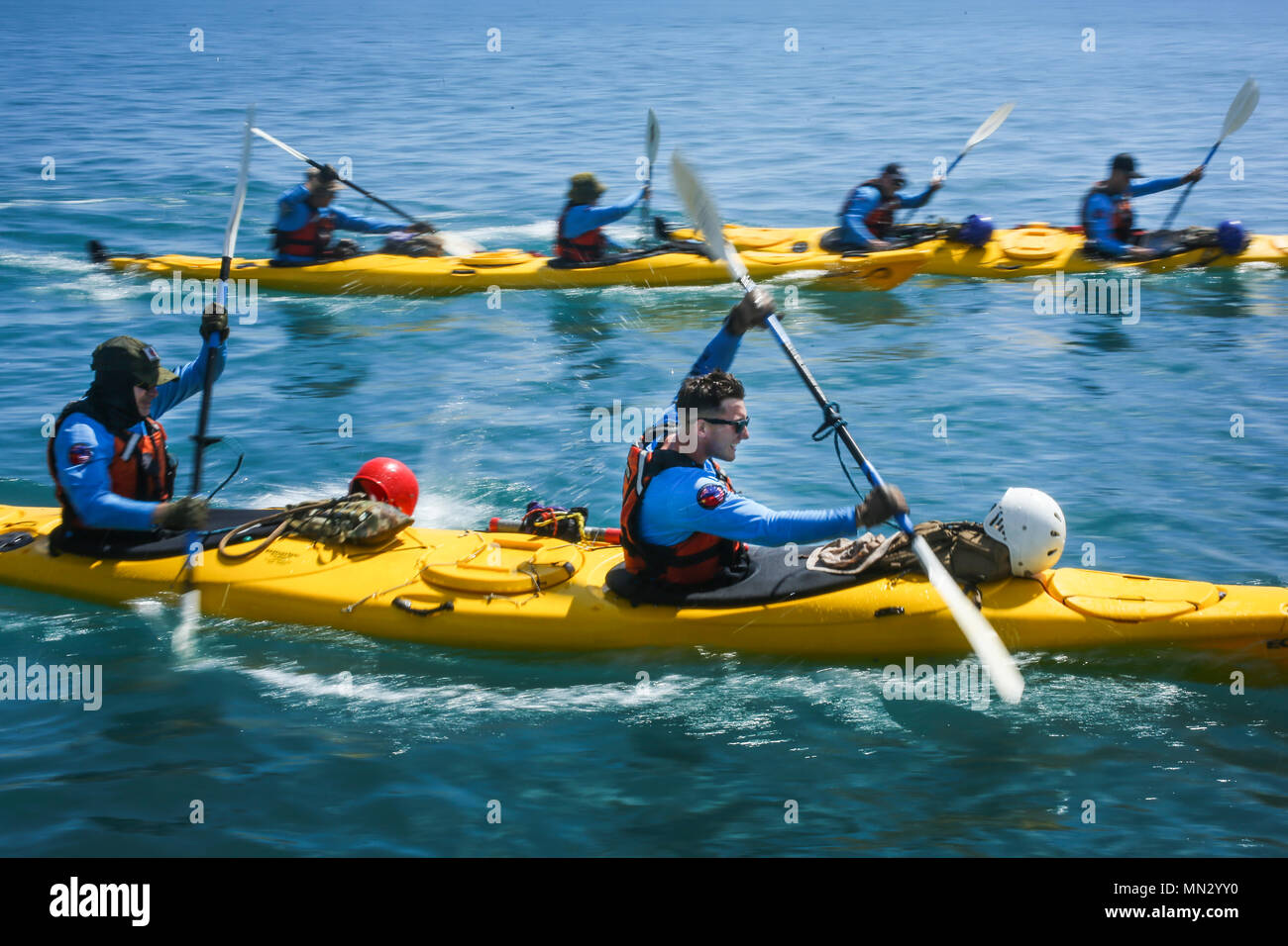 CAIRNS, Australia -- STATI UNITI Marine Sgt. John Montgomery, diritto, avionica tecnico, Marine Attacco leggero elicottero Squadron 367, Marine forza rotazionale di Darwin e il suo compagno di squadra power loro kayak attraverso l'oceano durante una spedizione in kayak durante l'esercizio Kowari 2017 24 agosto 2017. I partecipanti sono stati accoppiati con un soldato da una delle altre nazioni partecipanti al fine di potenziare l'interazione e il lavoro di squadra, come hanno remato kayak da mare 30 chilometri in due giorni. Kowari è un avventura annuale attività di formazione tenutosi in Australia per rafforzare militare trilaterale di relazioni di fiducia e di co-operat Foto Stock