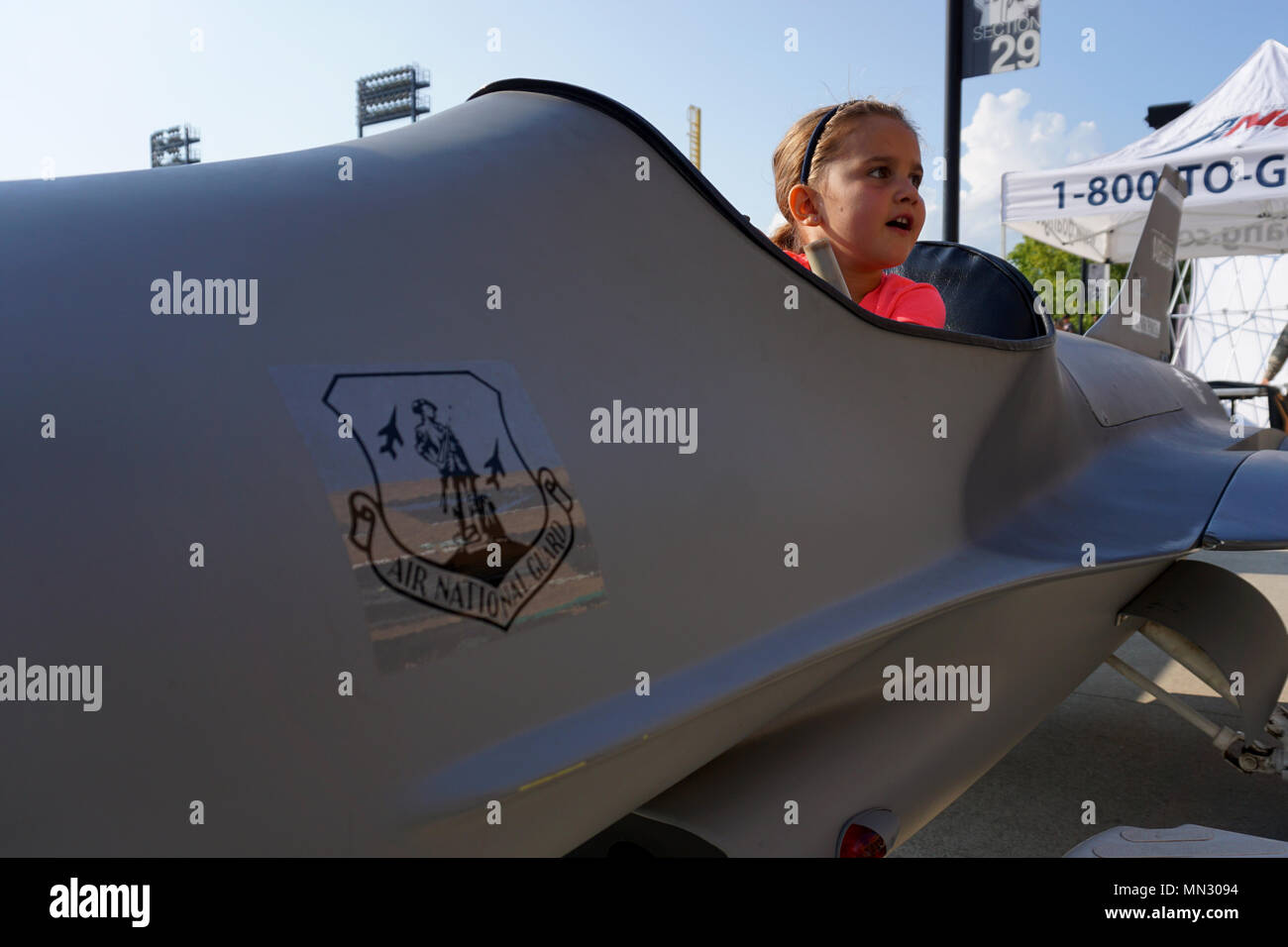 Ohio Guardia Nazionale aviatori visualizzare un miniture F-16 Fighting Falcon replica per i bambini della comunità di esperienza durante le attività di pregame al Columbus Clippers' Aviation gioco evento della durata di un giorno, 19 agosto 2017, presso Huntington Park, Columbus, Ohio. Foto Stock