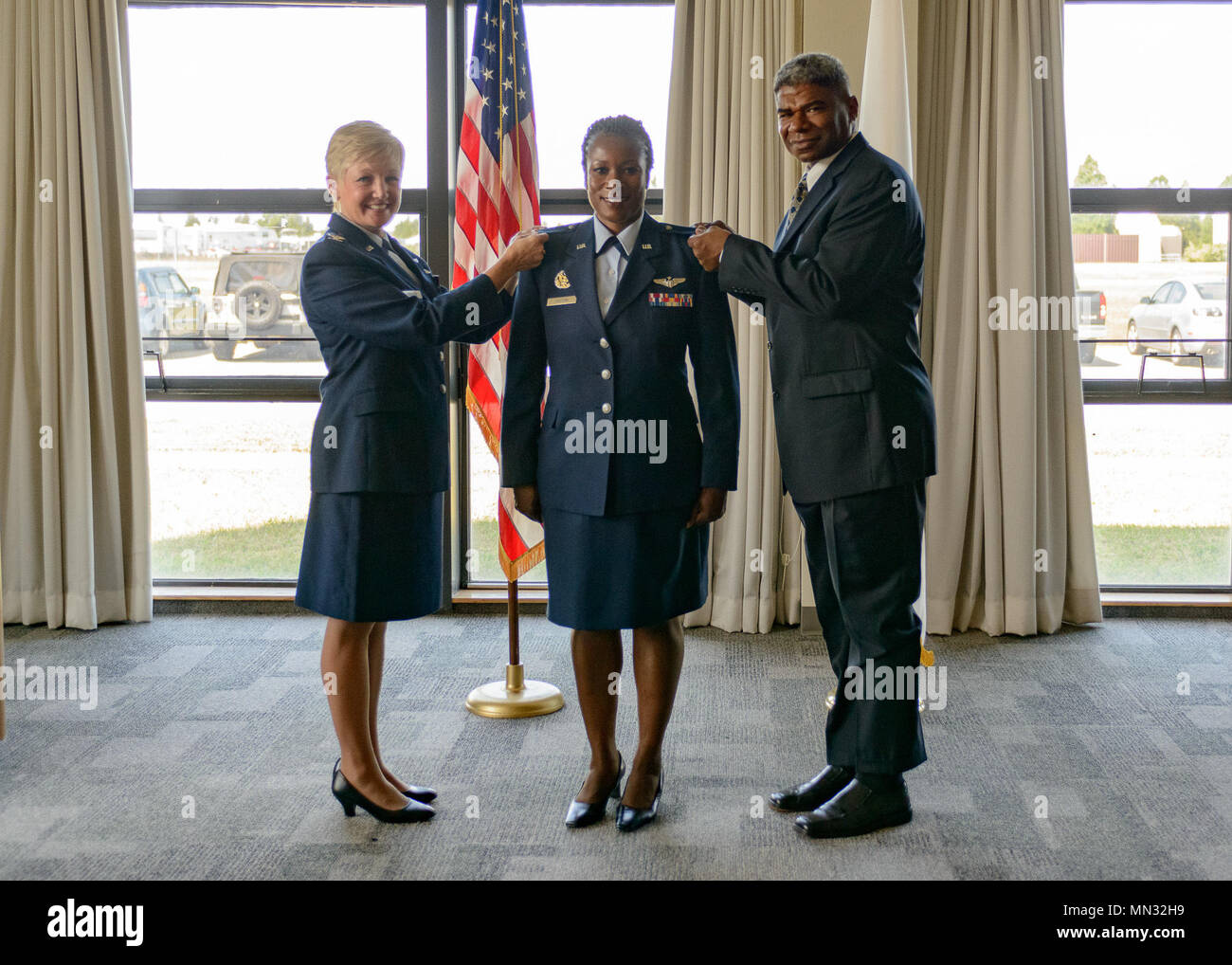 Col. Melinda Sutton, Capo della Medicina Aerospaziale, 102º Medical Group, ha ricevuto il grado di colonnello durante una cerimonia di promozione a Otis Air National Guard Base, Massachusetts, Agosto 27. Foto Stock