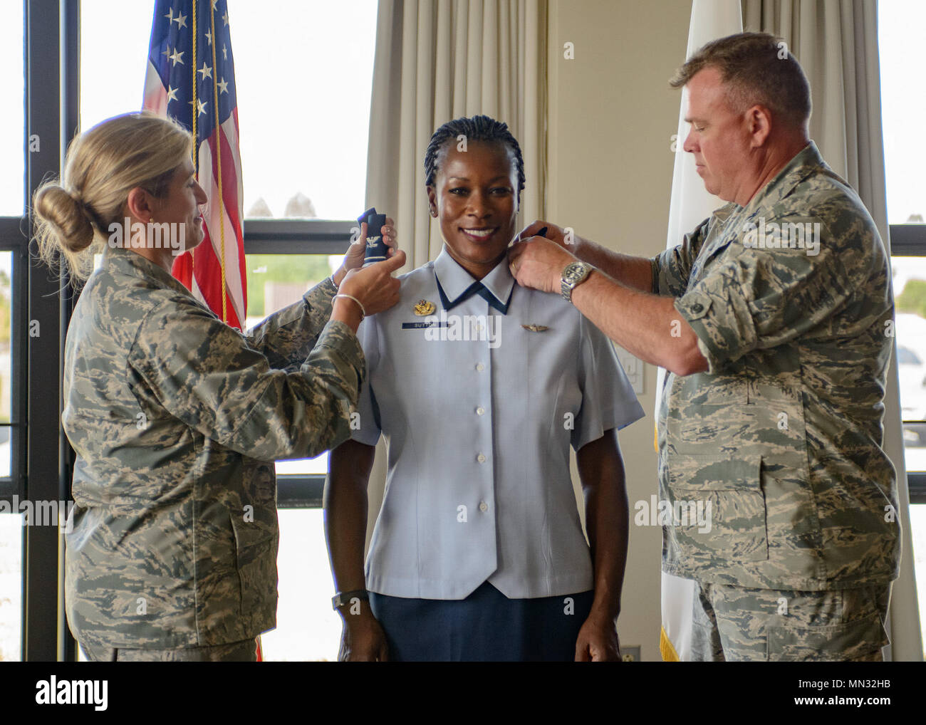 Col. Melinda Sutton, Capo della Medicina Aerospaziale, 102º Medical Group, ha ricevuto il grado di colonnello durante una cerimonia di promozione a Otis Air National Guard Base, Massachusetts, Agosto 27. Foto Stock