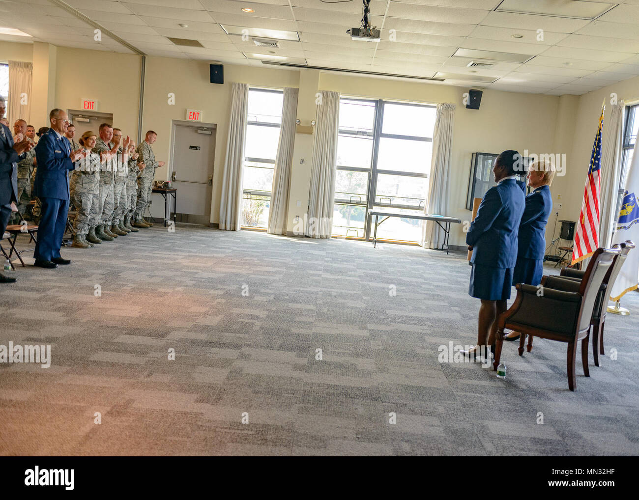 Col. Melinda Sutton, Capo della Medicina Aerospaziale, 102º Medical Group, ha ricevuto il grado di colonnello durante una cerimonia di promozione a Otis Air National Guard Base, Massachusetts, Agosto 27. Foto Stock