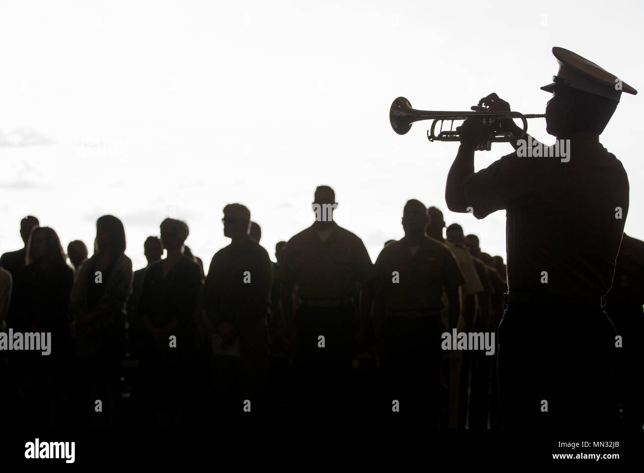 Lancia Cpl. Christian Rosario, bugler con Marine Corps Band di New Orleans, esegue "TAP" durante la fine di un monumento in onore di nove marines della antenna Marine Refueler squadrone di trasporto 452, Marine Aircraft Group 49, quarto aeromobile Marina Wing, forze Marine riserva, a Stewart Air National Guard Base in Newburgh, New York, 27 Agosto, 2017. I marines erano tra i quindici Marines e un marinaio ucciso in una KC-130T incidente, luglio 10, 2017. (U.S. Marine Corps foto di Cpl. Dallas Johnson) Foto Stock