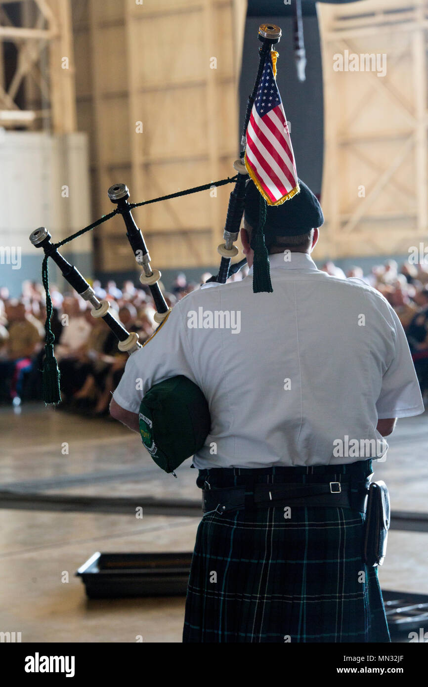 Un bagpiper con il New York Vigili del Fuoco Società Smeraldo Pifferi e Tamburi esegue un'interpretazione di "Amazing Grace" durante una cerimonia commemorativa a Stewart Air National Guard Base in Newburgh, New York, 27 Agosto, 2017. Il memorial onorato nove Marines da antenna Marine Refueler squadrone di trasporto 452, Marine Aircraft Group 49, quarto aeromobile Marina Wing, forze Marine Riserva, che erano tra i quindici Marines e un marinaio ucciso in una KC-130T incidente a luglio, 10, 2017. (U.S. Marine Corps foto di Cpl. Dallas Johnson) Foto Stock