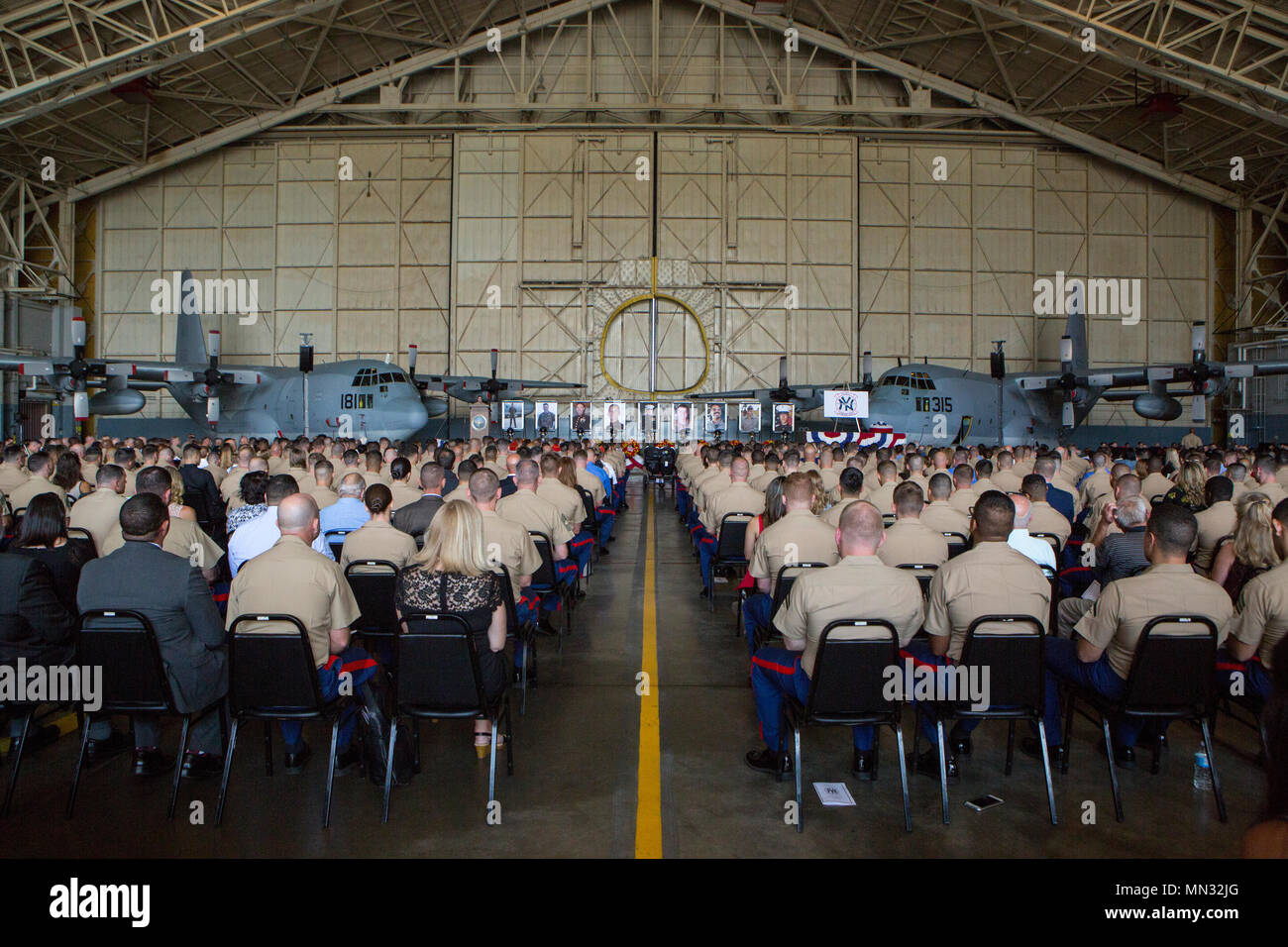 Un pubblico attende l invocazione di una cerimonia commemorativa in onore di nove U.S. Marines assegnato al Marine Refueler antenna squadrone di trasporto 452, Marine Aircraft Group 49, quarto aeromobile Marina Wing, forze Marine riserva, a Stewart Air National Guard Base in Newburgh, New York, 27 Agosto, 2017. Il memorial è stato tenuto a onorare la vita di nove VMGR-452 Marines che perirono in una KC-130T incidente che ha ucciso 15 Marines e un marinaio, luglio 10, 2017. (U.S. Marine Corps foto di Cpl. Dallas Johnson) Foto Stock