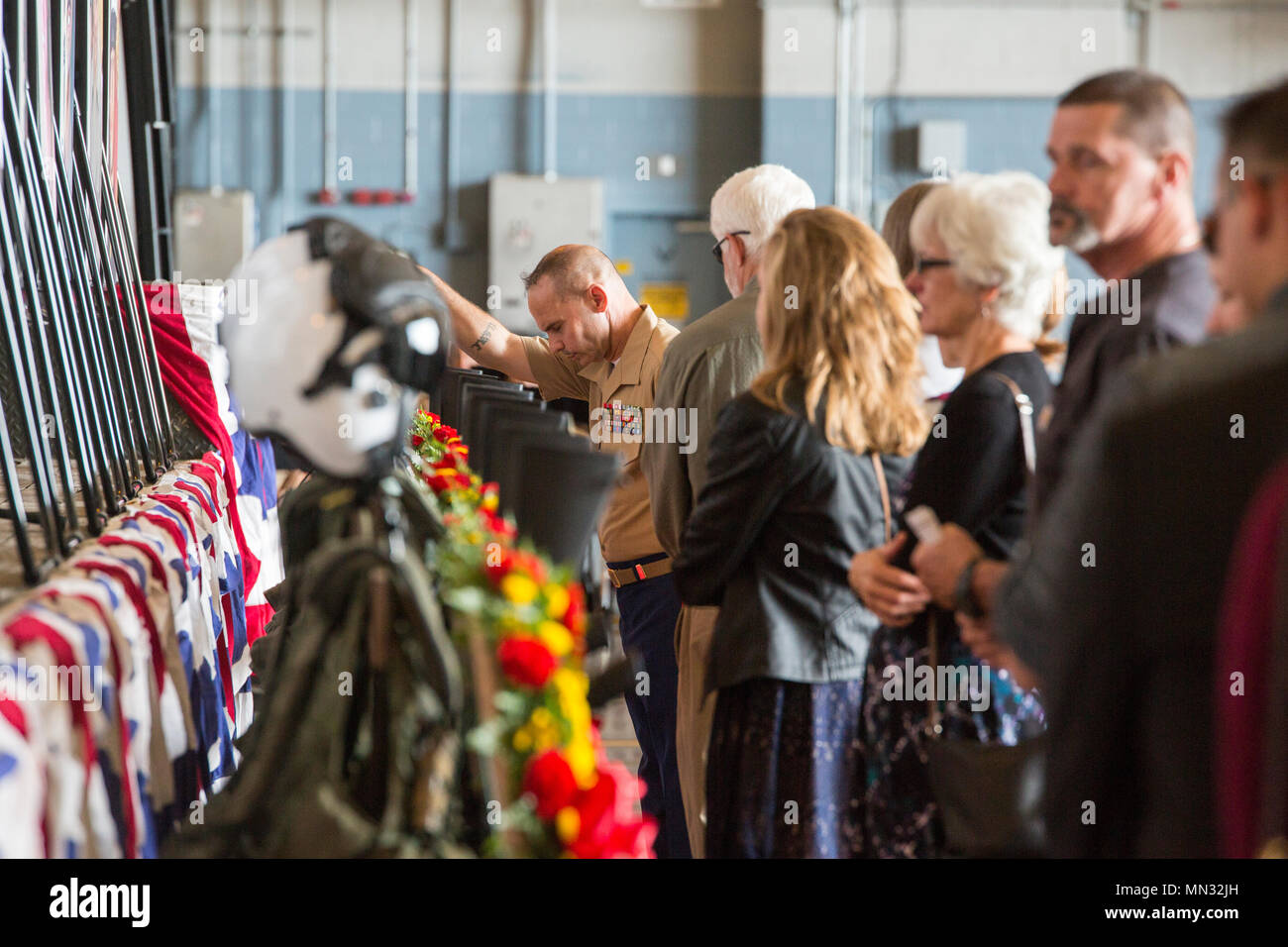 Il sergente magg. Larry Liechty, sergente maggiore di Marine Aircraft Group 49, quarto aeromobile Marina Wing, forze Marine Riserva, paga i suoi rispetti a nove marines della antenna Marine Refueler squadrone di trasporto 452, quarto MAW, MARFORRES, a seguito di un memorial a Stewart Air National Guard Base, Agosto 27, 2017. I marines erano tra i quindici Marines e un marinaio ucciso in una KC-130T incidente, luglio 10, 2017. (U.S. Marine Corps foto di Cpl. Dallas Johnson) Foto Stock