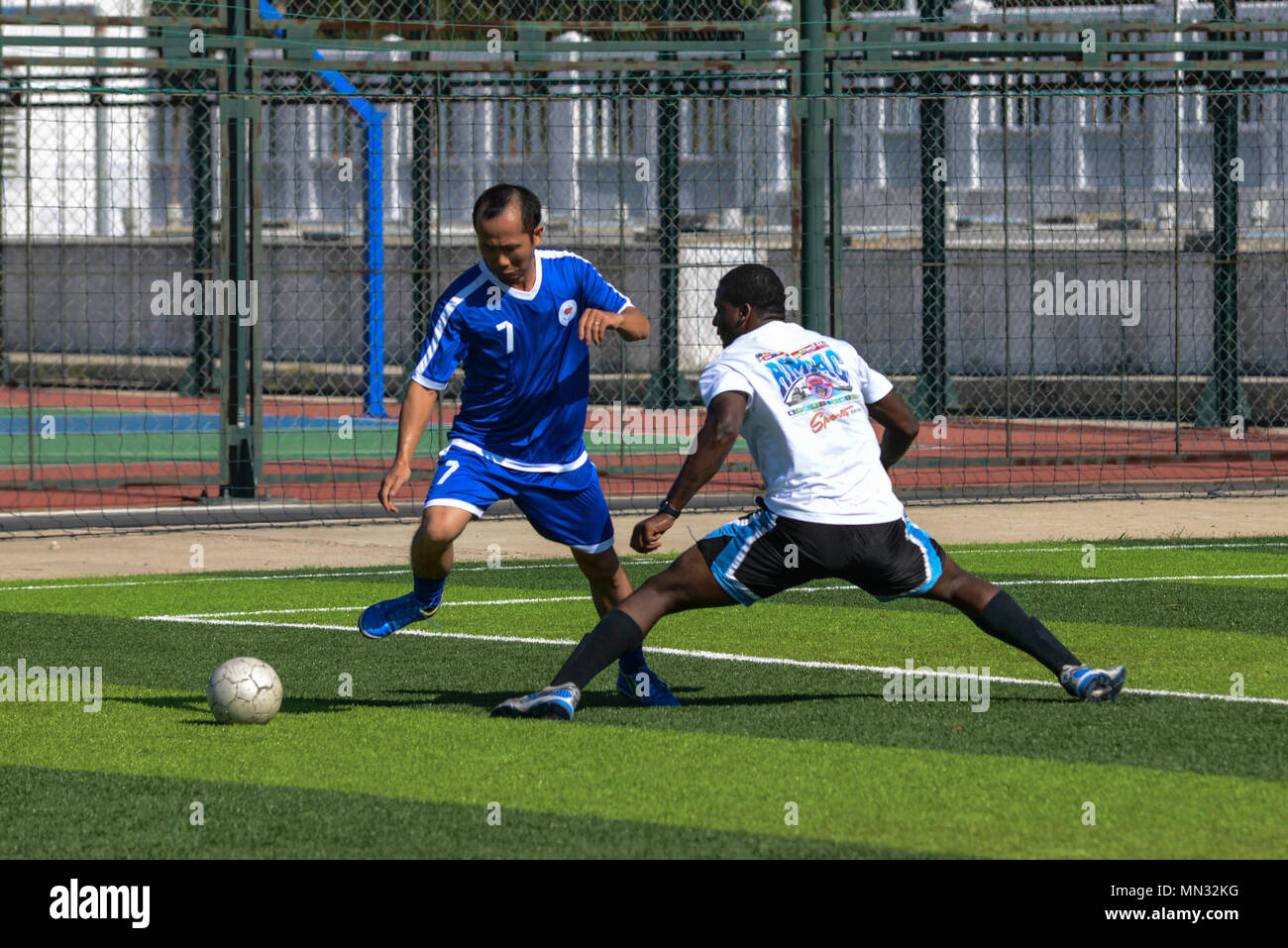 CAM RAHN porto internazionale, Vietnam - Marines e marinai con il quindicesimo Marine Expeditionary Unit e l'America anfibio gruppo pronto godere di una partita di calcio con i marinai dalla marina militare vietnamita, il 10 agosto 2017. Il gioco del calcio è stato un modo per entrambi i paesi a costruire comradery mentre si diverte a giocare uno sport tutti i giocatori sono appassionato. Xv MEU e America ARG sono operanti negli Stati Uniti 7 flotta area di operazioni volte a rafforzare partenariati regionali e servire come una pronta capacità di risposta per qualsiasi tipo di emergenza. (U.S. Marine Corps foto di Cpl. Timoteo Valero) Foto Stock