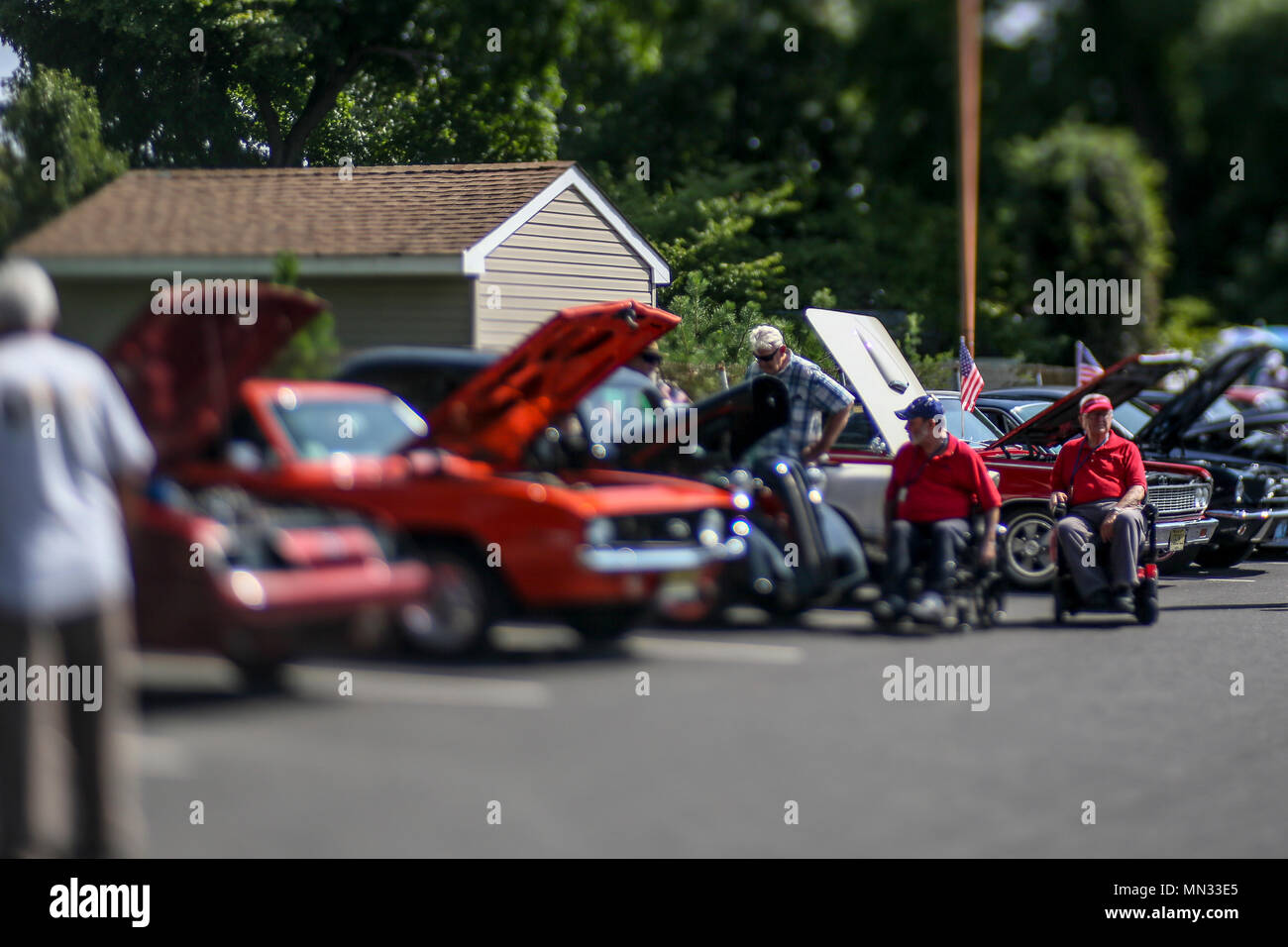 Veterani guardare automobili classiche presso il New Jersey Veterans Memorial Home in Vineland, N.J., Agosto 27, 2017. I veicoli sono parte della decima edizione della Salute ai nostri veterani, un auto e moto dedicato di crociera per i veterani che vivono nella casa. Oltre 500 veicoli e motocicli 200 hanno partecipato all'evento. (U.S. Air National Guard foto di Master Sgt. Matt Hecht/rilasciato) Foto Stock