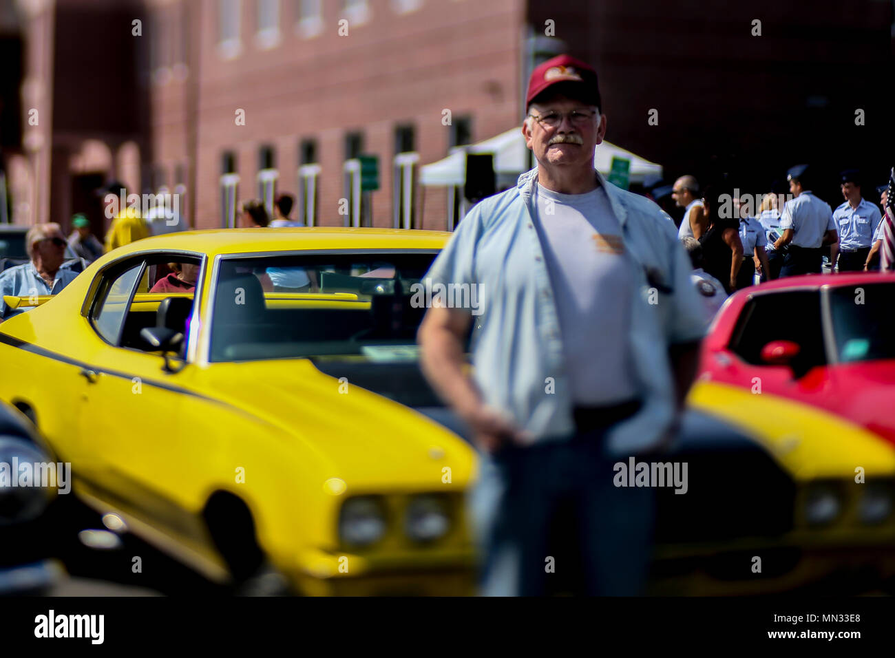 Ed Kligmann sta per un ritratto di fronte al suo 1972 Buick Skylark presso il New Jersey Veterans Memorial Home in Vineland, N.J., Agosto 27, 2017. Kligmann, che ha tre figli che sono veterani, è parte della decima edizione della Salute ai nostri veterani, un auto e moto dedicato di crociera per i veterani che vivono nella casa. Oltre 500 veicoli e motocicli 200 hanno partecipato all'evento. (U.S. Air National Guard foto di Master Sgt. Matt Hecht/rilasciato) Foto Stock