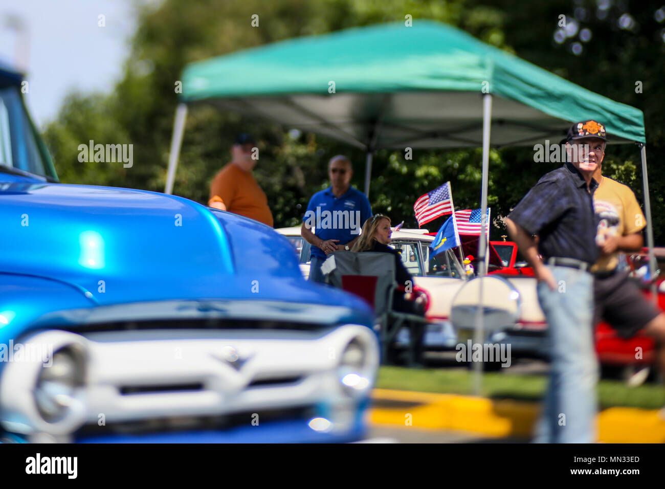 I proprietari di auto e i veterani si riuniscono nel parcheggio del New Jersey Veterans Memorial Home in Vineland, N.J., Agosto 27, 2017. I veicoli sono lì per la decima edizione della Salute ai nostri veterani, un auto e moto dedicato di crociera per i veterani che vivono nella casa. Oltre 500 veicoli e motocicli 200 hanno partecipato all'evento. (U.S. Air National Guard foto di Master Sgt. Matt Hecht/rilasciato) Foto Stock