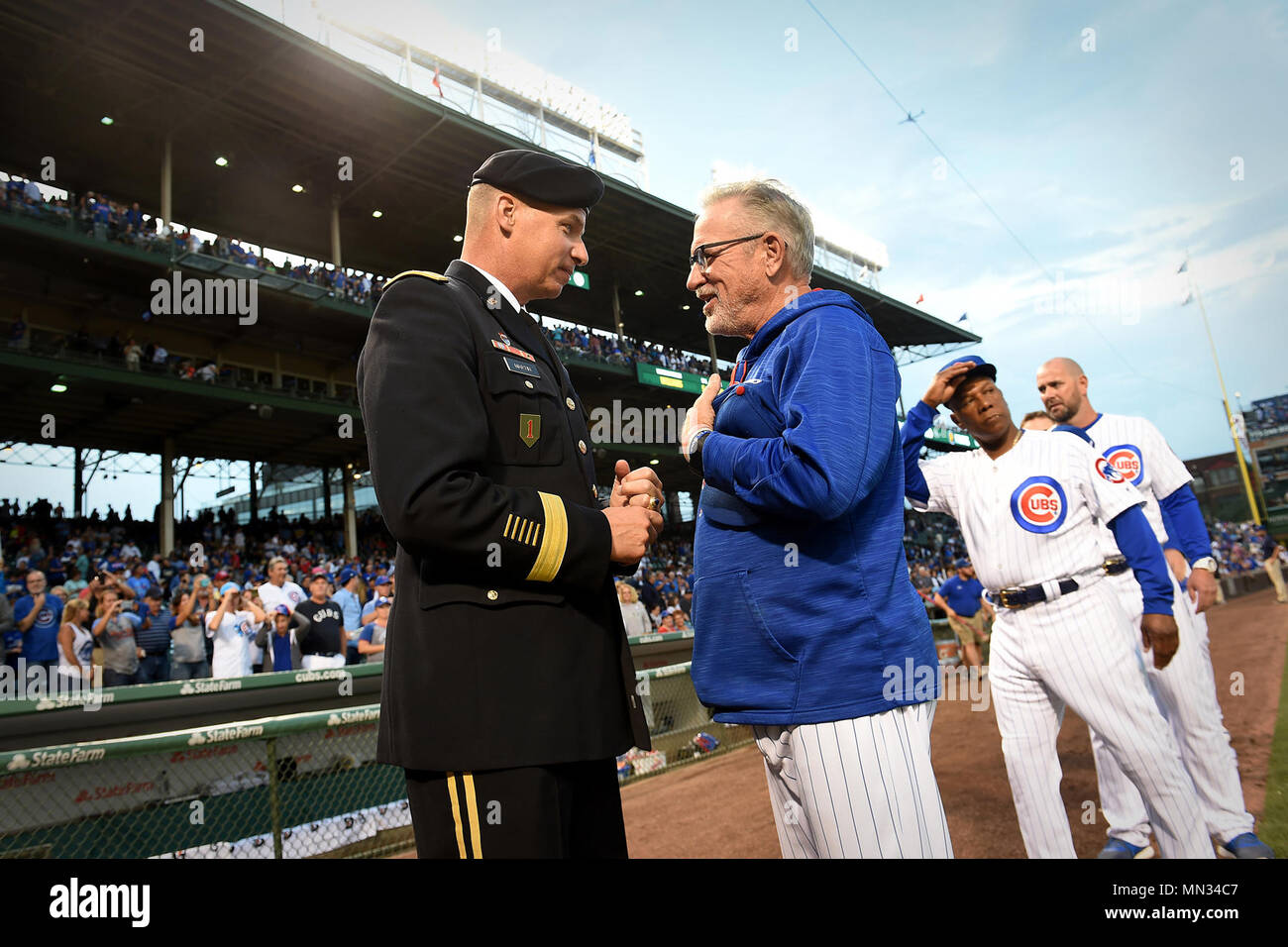 Il Mag. Gen. Giuseppe Martin, sinistra, comandante generale della prima divisione di fanteria, incontra Chicago Cubs manager Joe Maddon presso il Cubs vs. Pittsburgh Pirates gioco a Wrigley Field, 28 agosto 2017. Martin e il comando Sgt. Il Mag. Giuseppe Cornelison, comando sergente maggiore della prima divisione di fanteria, erano presenti, con vicino 40.000 spettatori al gioco, di riconoscere la divisione di attivazione risalenti alla Prima Guerra Mondiale. Martin e Cornelison ha visitato Chicago per celebrare il centenario della divisione durante la riapertura della Prima Divisione museum di Cantigny Park di Wheaton, Illi Foto Stock