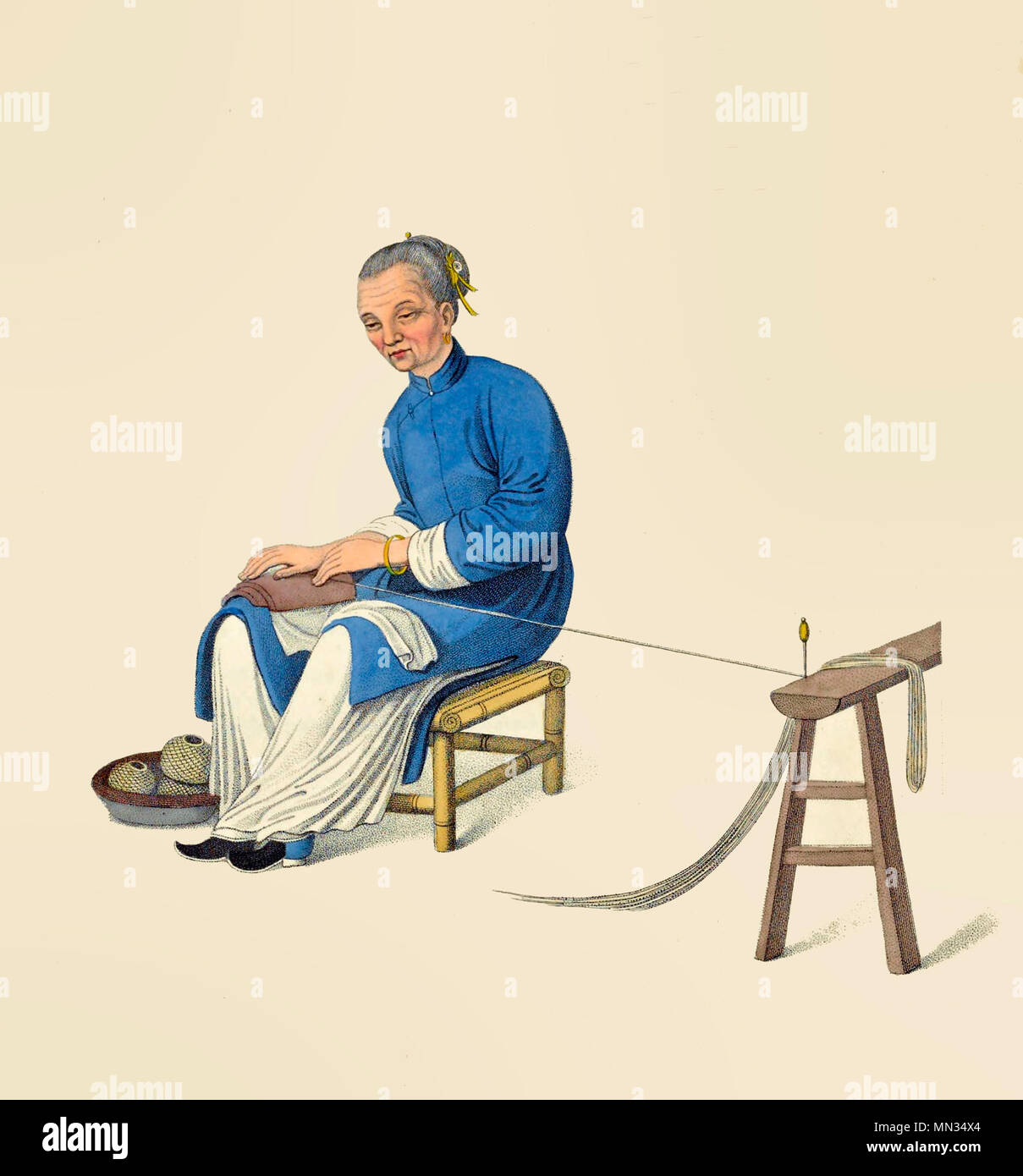Una vecchia donna in cotone di ritorcitura in Cina, 1800 Foto Stock