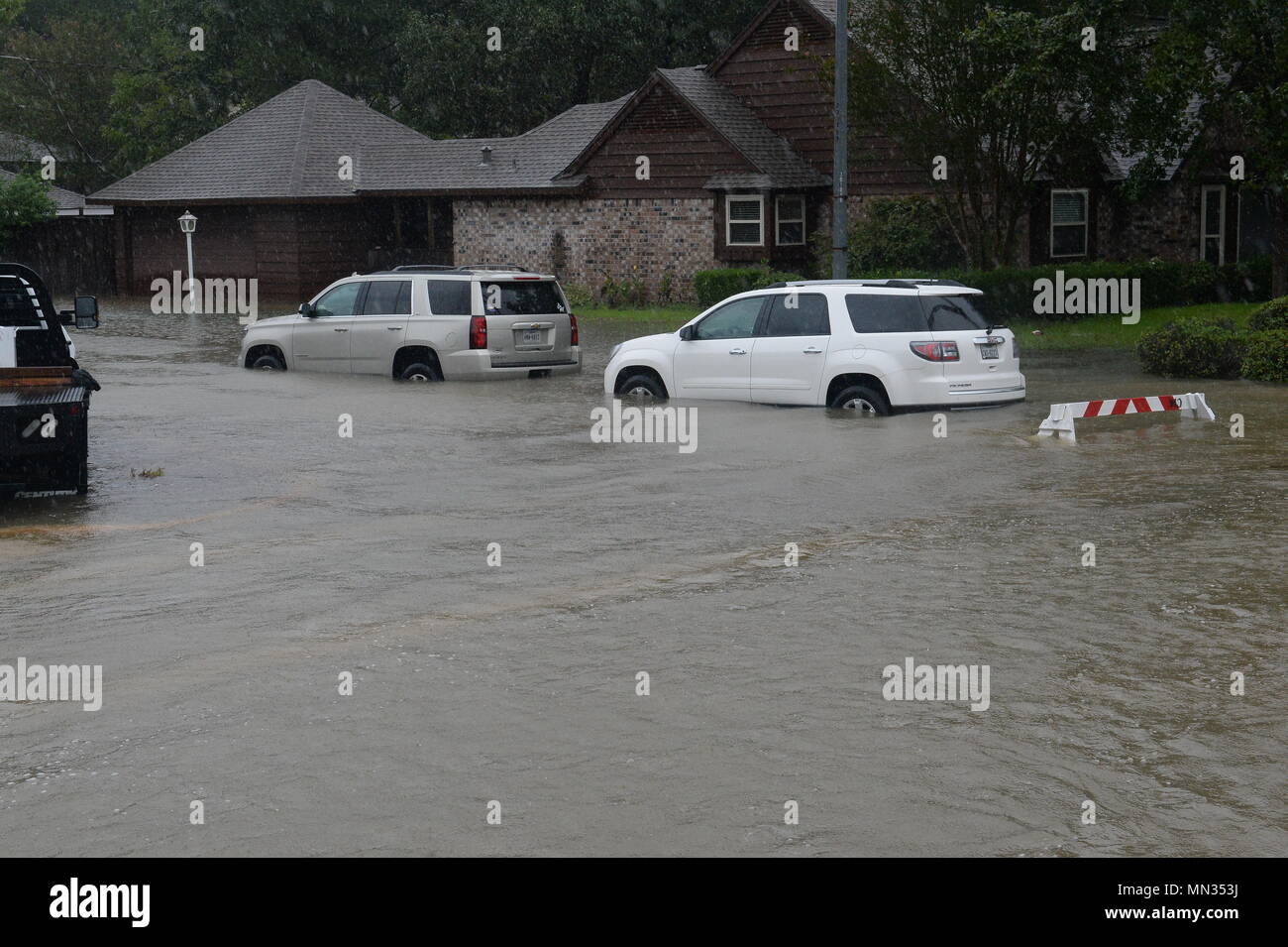 Texas guardie nazionali dall'ingegnere 386Battaglione lavorare al fianco dei primi responder da Texas Task Force One e il Cypress Creek dei Vigili del fuoco per il soccorso di cittadini locali da gravi inondazioni in Cypress Creek, 28 agosto 2017. Soldati, vigili del fuoco, personale paramedico e vicini garantita più di mille persone e centinaia di cani e gatti sono stati sicuri, evacuarli su terreno asciutto e rifugi locale. (U.S. Esercito nazionale Guard foto di Capt. Martha Nigrelle) Foto Stock