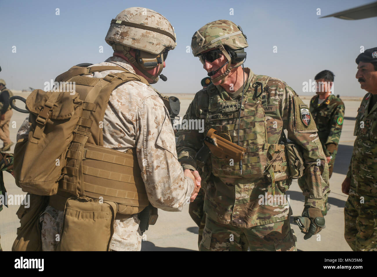 Stati Uniti Marine Brig. Gen. Roger Turner, a sinistra il comandante generale della Task Force sud-ovest, saluta U.S. Esercito gen. John W. Nicholson, a destra il comandante generale di sostegno deciso la missione, a baluardo Airfield, Afghanistan, il 29 agosto 2017. Nicholson la visita alla provincia di Helmand è stato il suo primo dal Task Force Southwest ha preso il comando come la provincia del treno principale, consigliare e assistere elemento, e ha avuto la possibilità di incontrare con i principali leader afghani per discutere dei recenti progressi operativi. (U.S. Marine Corps foto di Sgt. Lucas Hopkins) Foto Stock