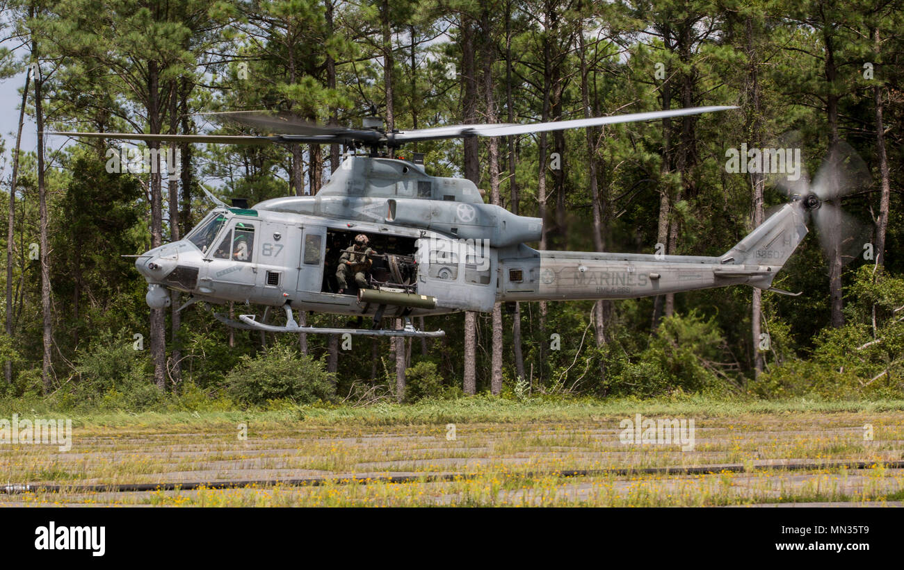 Un U.S. Marine Corps UH-1Y Venom con Marine Attacco leggero elicottero Squadron (HMLA) 269 terre in un armamento di avanzamento e punto di rifornimento (FARP) durante un esercizio di rifornimento su Marine Corps Outlying campo Campo Atlantico, N.C., Agosto 23, 2017. Durante l'esercizio Marine Wing Support Squadron 274 Marines assistita con HMLA-269 mediante impostazione di una FARP e fornire carburante per UH-1Y veleni e AH-1W Super Cobras per operazioni di volo. (U.S. Marine Corps photo by Lance Cpl. Cody J. Ohira) Foto Stock